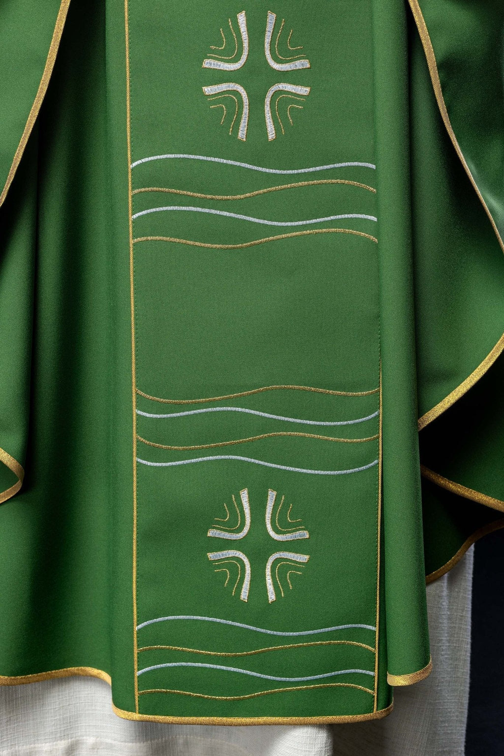 Chasuble verte avec broderie de la croix et du poisson KOR/213/01/01 ZIELONY - CHASUBLES.FR