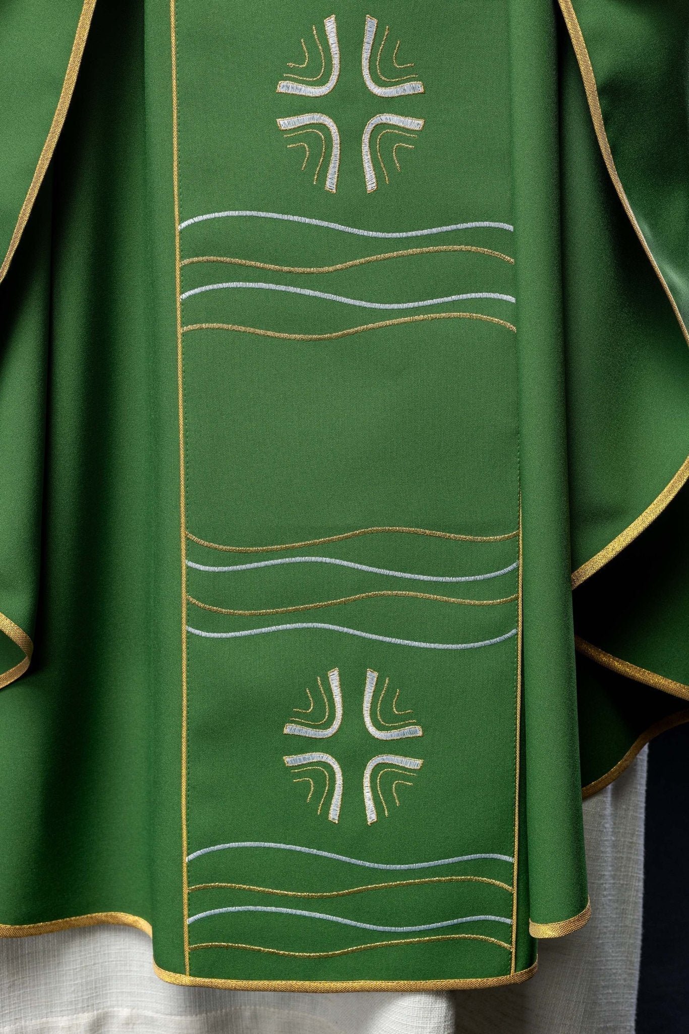 Chasuble verte avec broderie de la croix et du poisson KOR/213/01/01 ZIELONY - CHASUBLES.FR