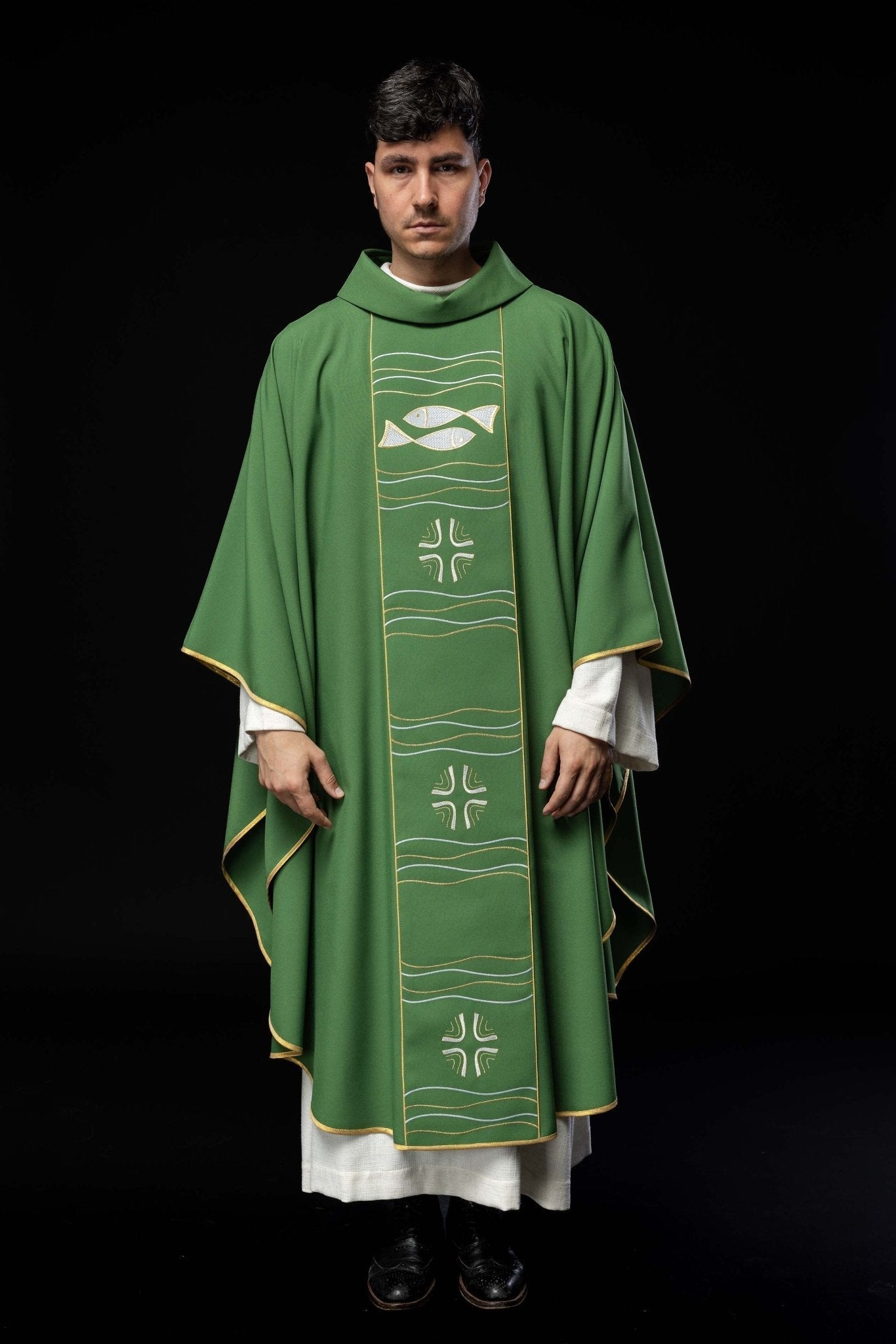 Chasuble verte avec broderie de la croix et du poisson KOR/213/01/01 ZIELONY - CHASUBLES.FR