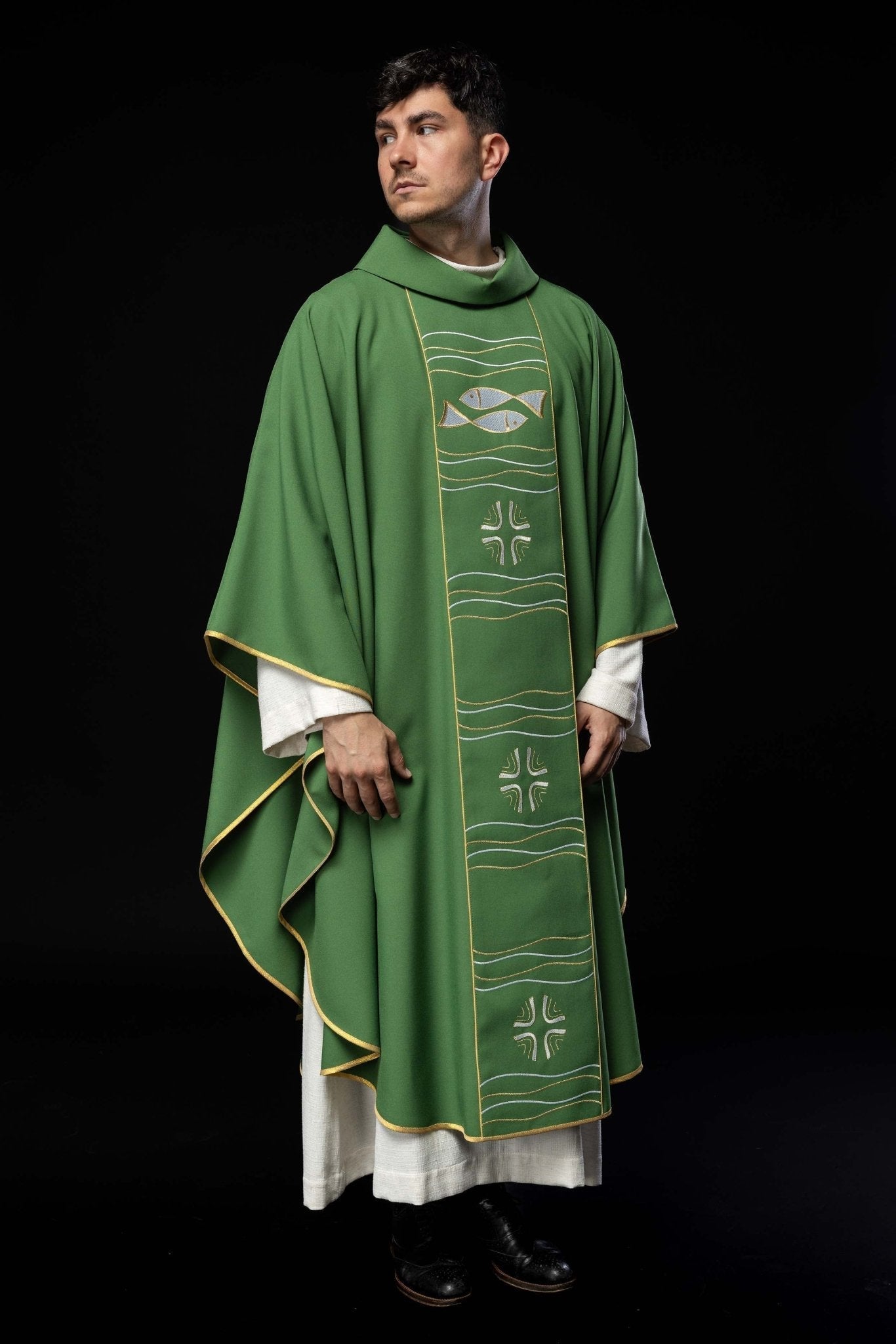 Chasuble verte avec broderie de la croix et du poisson KOR/213/01/01 ZIELONY - CHASUBLES.FR