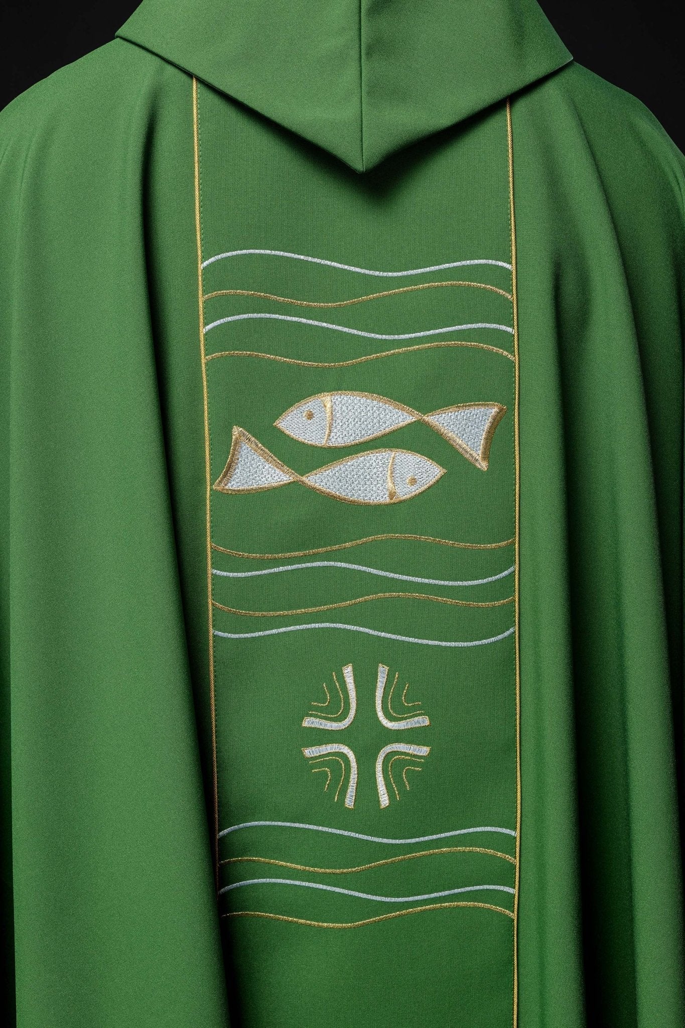 Chasuble verte avec broderie de la croix et du poisson KOR/213/01/01 ZIELONY - CHASUBLES.FR