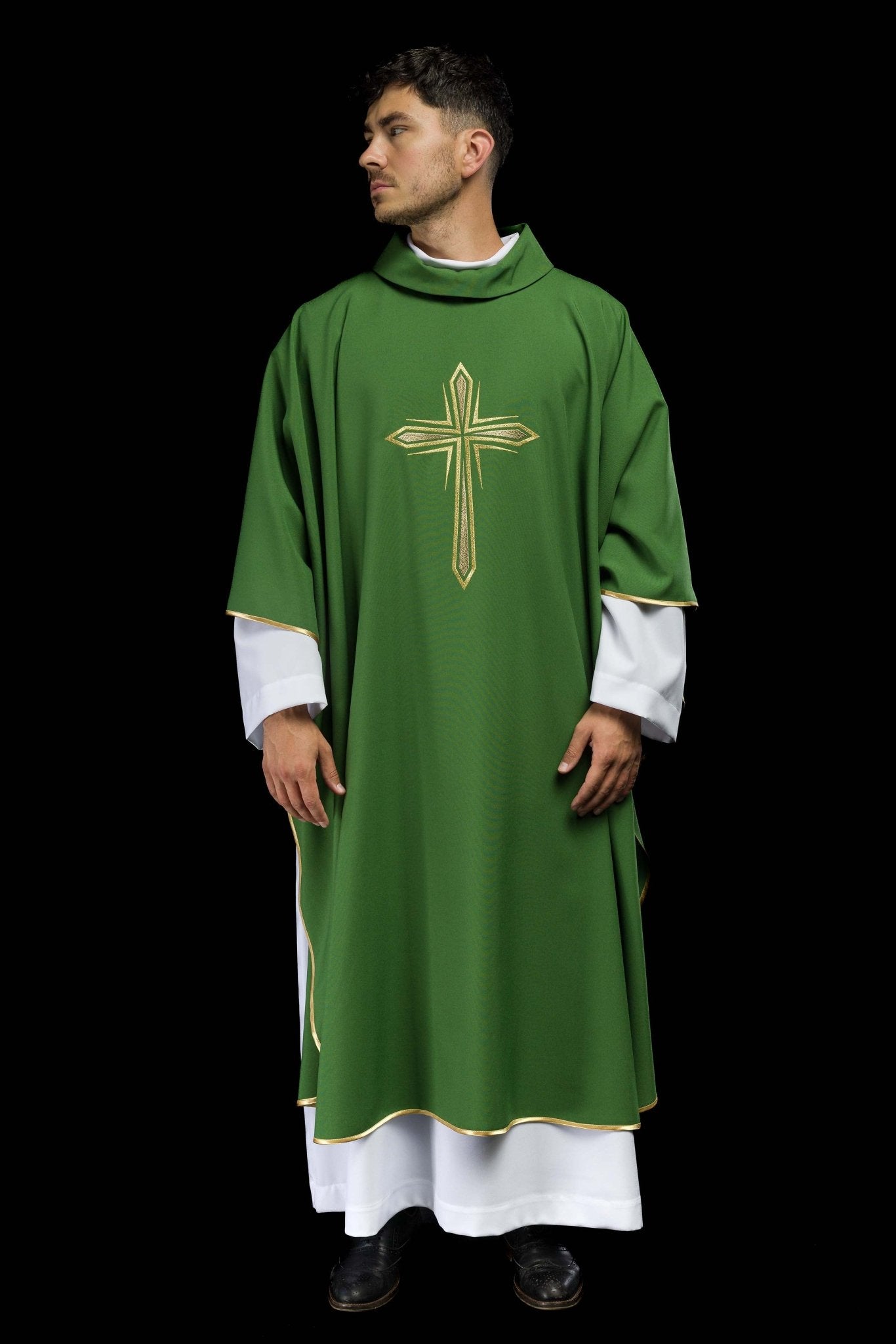 Chasuble verte avec broderie en croix KOR/037/01/12 ZIELONY - CHASUBLES.FR