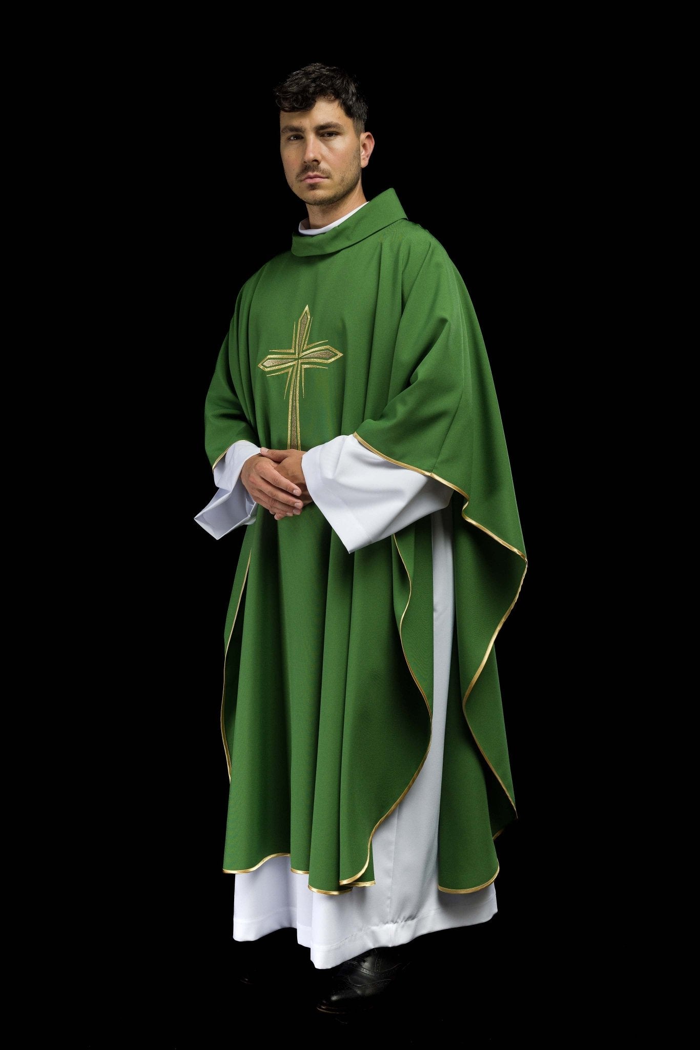 Chasuble verte avec broderie en croix KOR/037/01/12 ZIELONY - CHASUBLES.FR