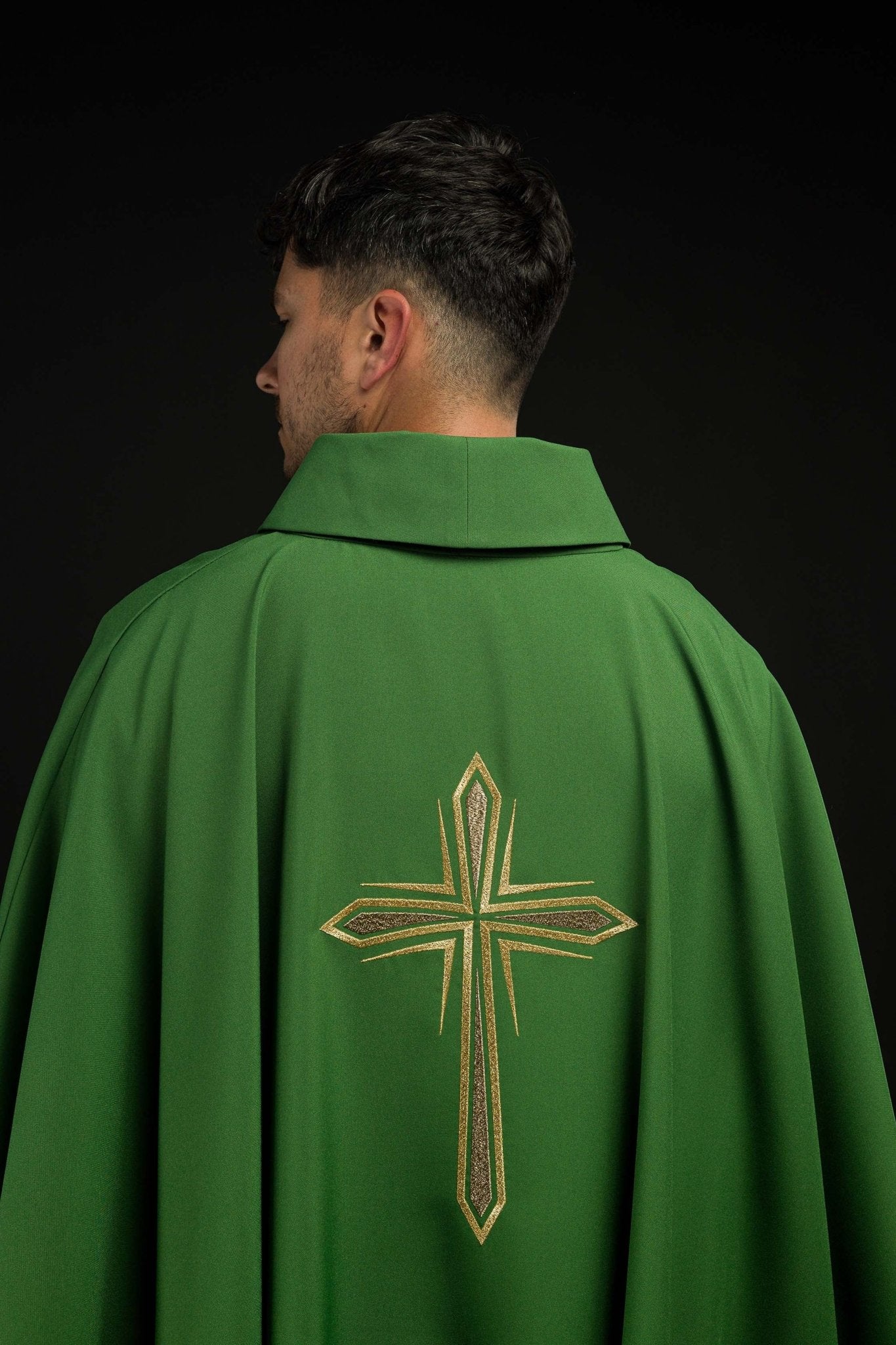 Chasuble verte avec broderie en croix KOR/037/01/12 ZIELONY - CHASUBLES.FR