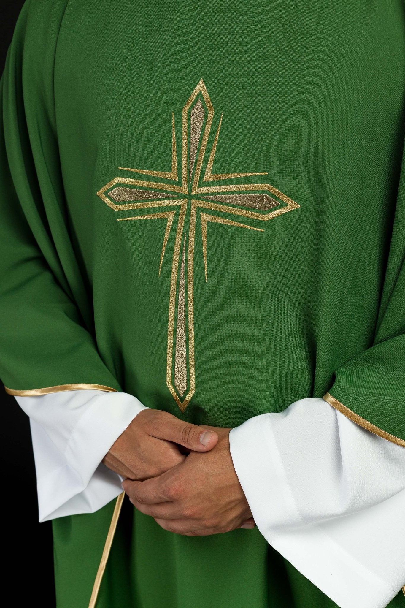 Chasuble verte avec broderie en croix KOR/037/01/12 ZIELONY - CHASUBLES.FR