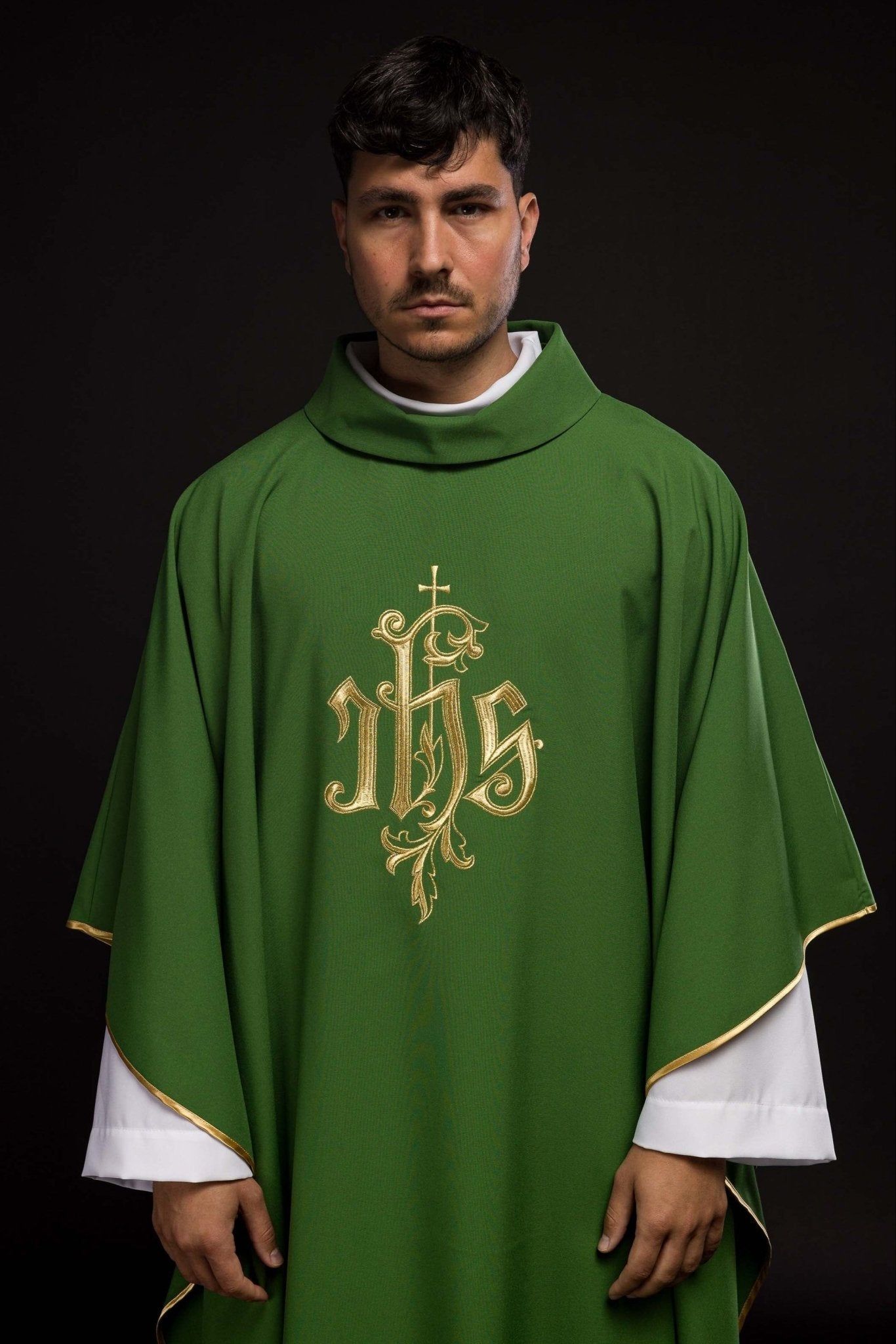 Chasuble verte avec broderie IHS dorée KOR/032/01/12 ZIELONY - CHASUBLES.FR