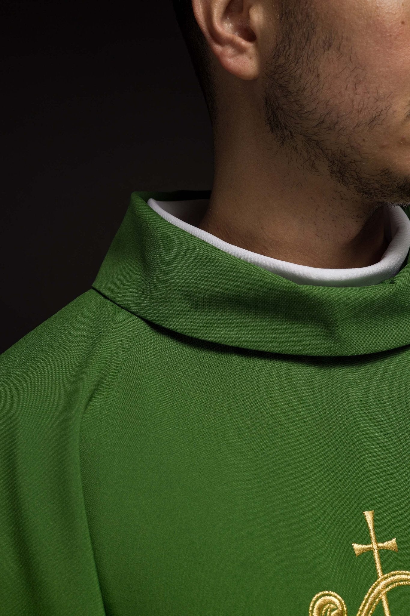 Chasuble verte avec broderie IHS dorée KOR/032/01/12 ZIELONY - CHASUBLES.FR