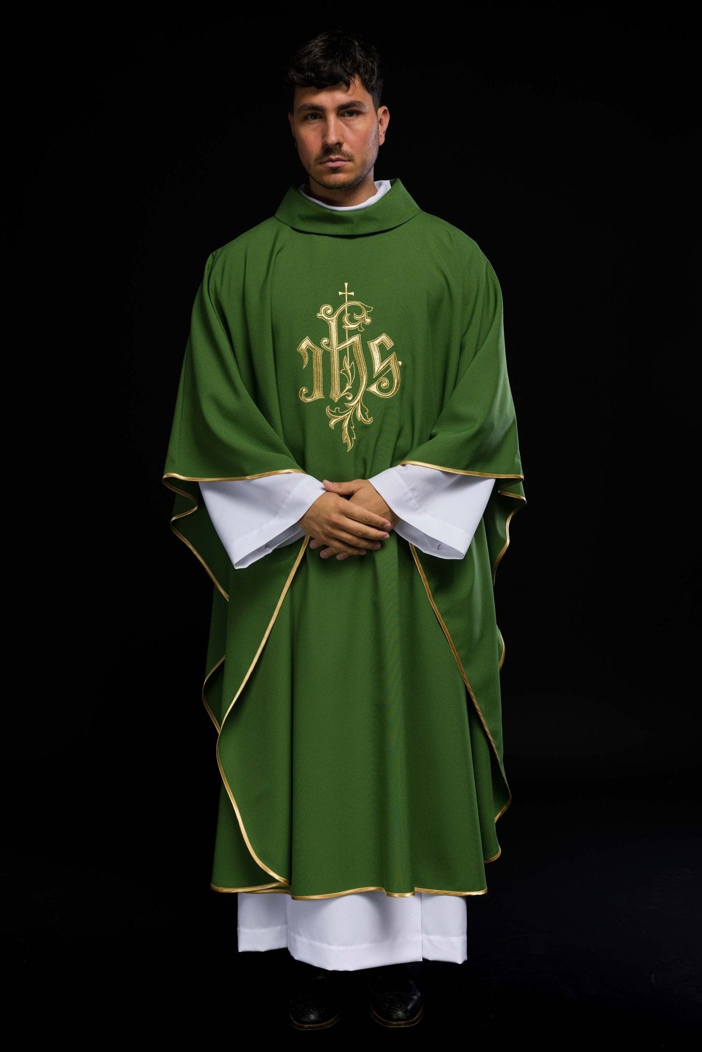 Chasuble verte avec broderie IHS dorée KOR/032/01/12 ZIELONY - CHASUBLES.FR