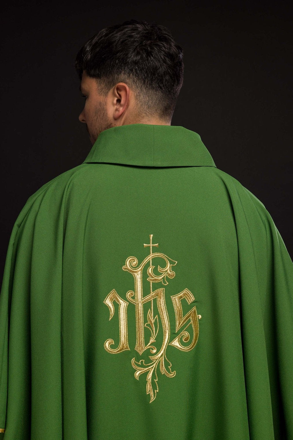 Chasuble verte avec broderie IHS dorée KOR/032/01/12 ZIELONY - CHASUBLES.FR