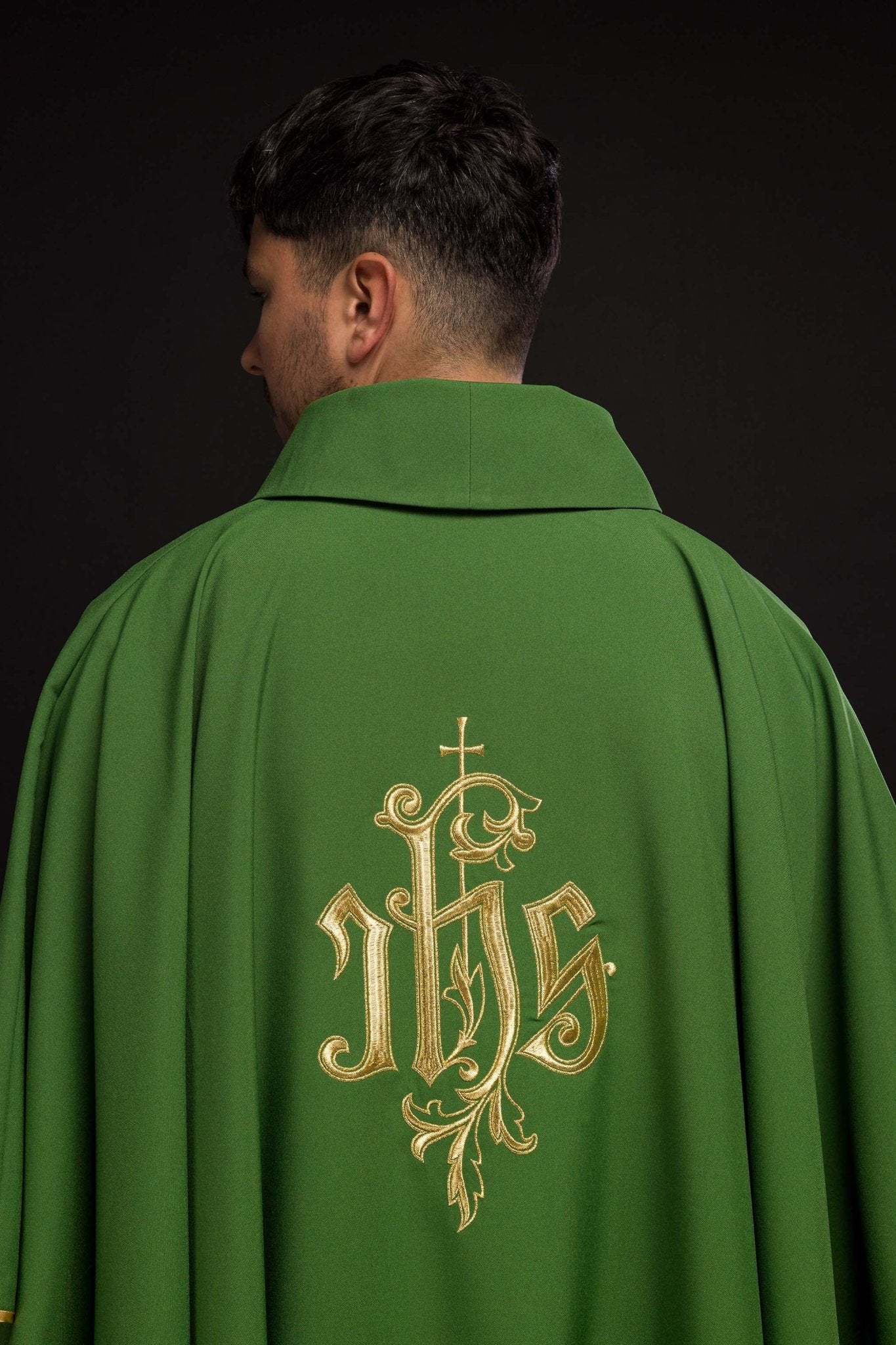 Chasuble verte avec broderie IHS dorée KOR/032/01/12 ZIELONY - CHASUBLES.FR