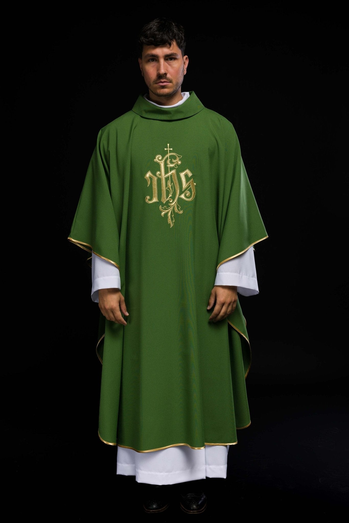 Chasuble verte avec broderie IHS dorée KOR/032/01/12 ZIELONY - CHASUBLES.FR