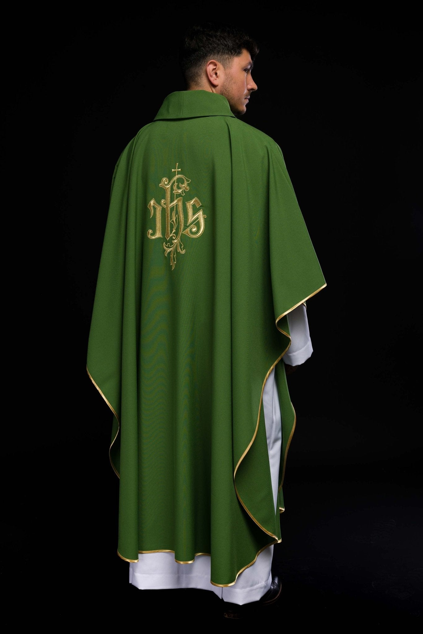 Chasuble verte avec broderie IHS dorée KOR/032/01/12 ZIELONY - CHASUBLES.FR