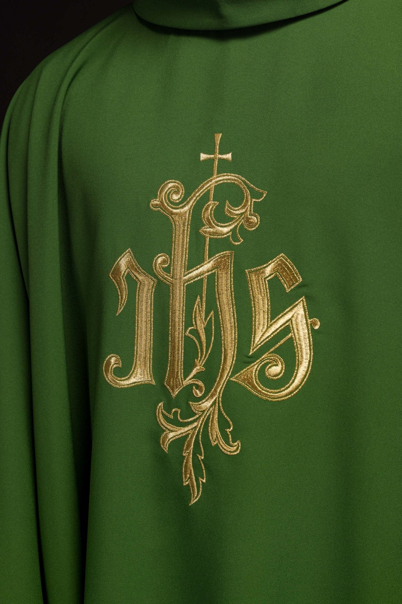 Chasuble verte avec broderie IHS dorée KOR/032/01/12 ZIELONY - CHASUBLES.FR