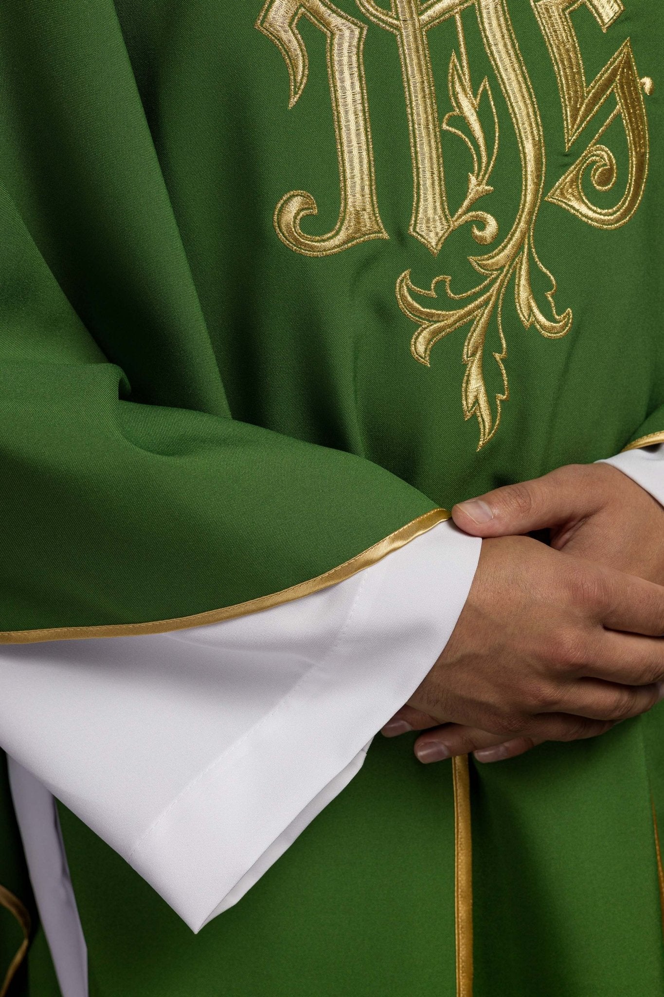 Chasuble verte avec broderie IHS dorée KOR/032/01/12 ZIELONY - CHASUBLES.FR