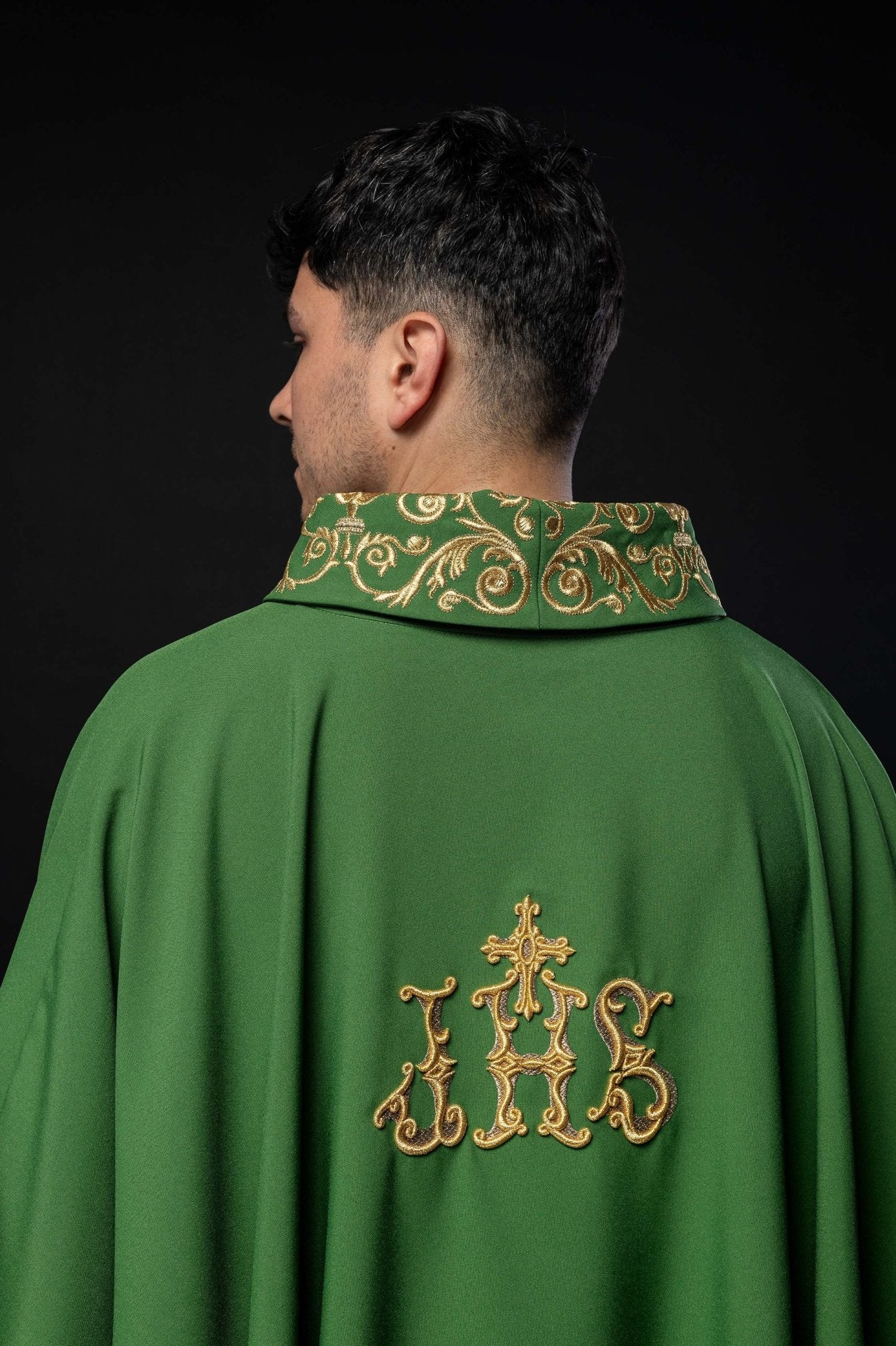 Chasuble verte avec broderie IHS dorée et garniture décorative KOR/157/01/01 ZIELONY - CHASUBLES.FR