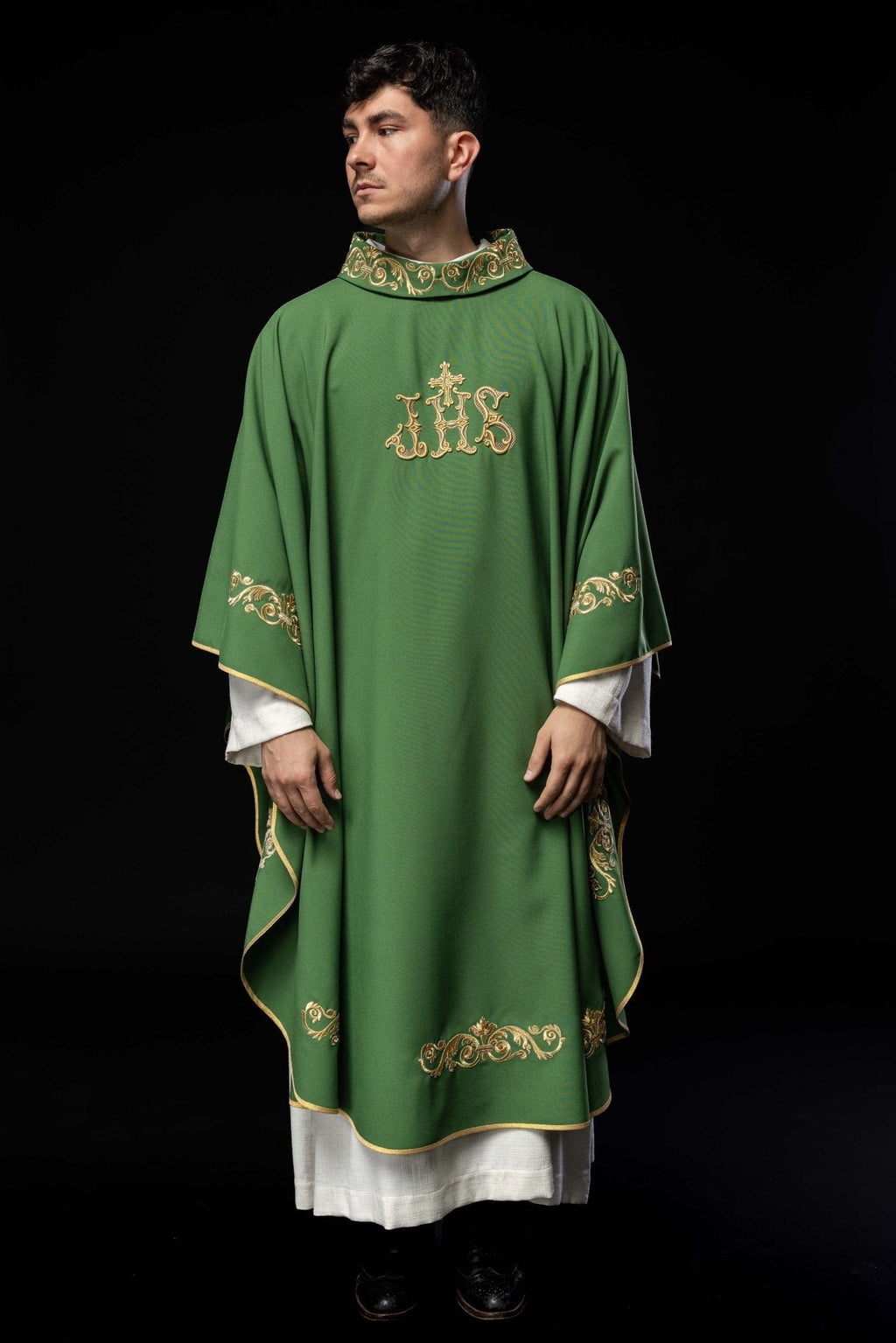 Chasuble verte avec broderie IHS dorée et garniture décorative KOR/157/01/01 ZIELONY - CHASUBLES.FR