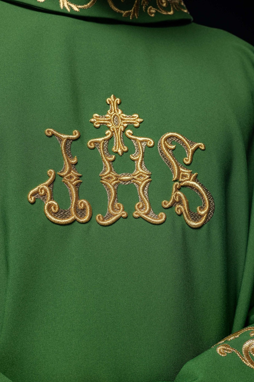 Chasuble verte avec broderie IHS dorée et garniture décorative KOR/157/01/01 ZIELONY - CHASUBLES.FR