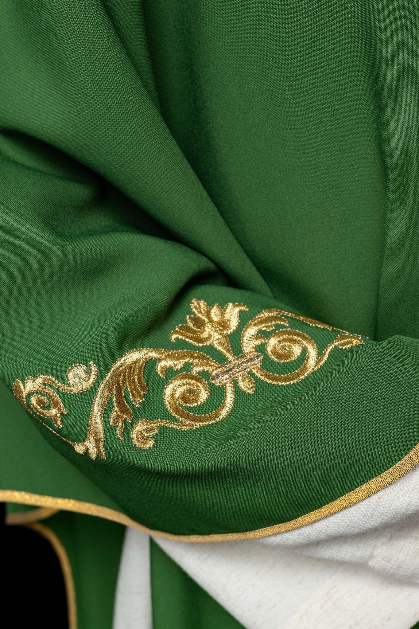 Chasuble verte avec broderie IHS dorée et garniture décorative KOR/157/01/01 ZIELONY - CHASUBLES.FR