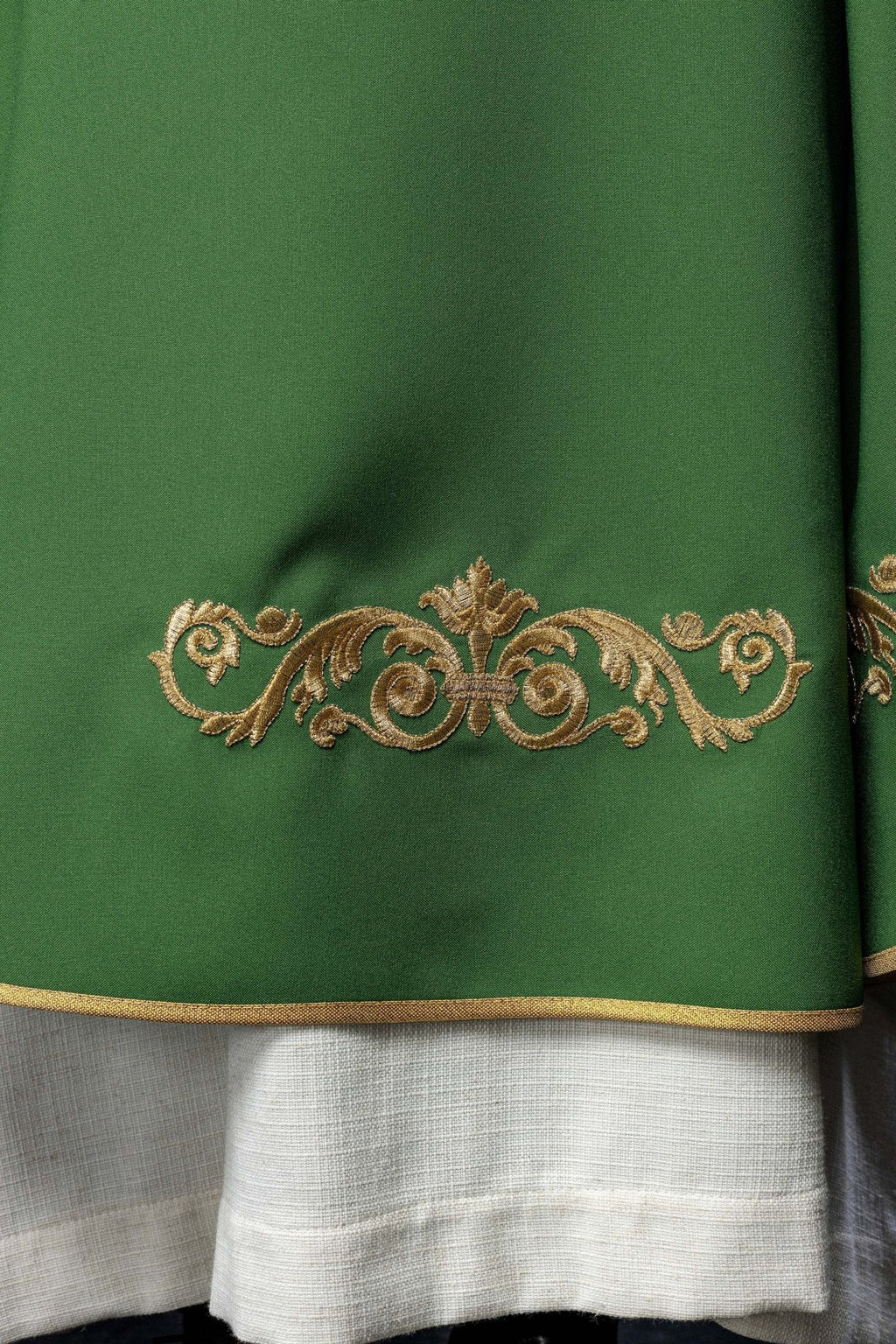 Chasuble verte avec broderie IHS dorée et garniture décorative KOR/157/01/01 ZIELONY - CHASUBLES.FR