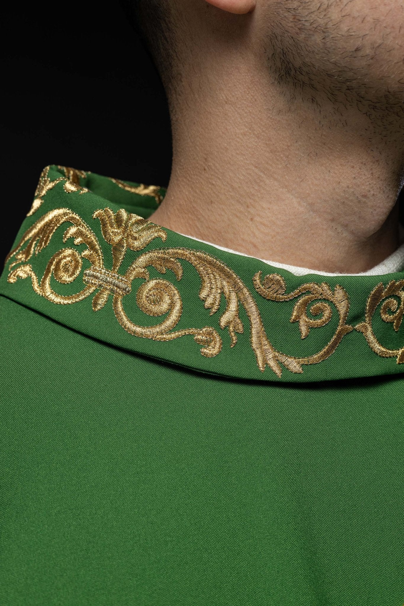 Chasuble verte avec broderie IHS dorée et garniture décorative KOR/157/01/01 ZIELONY - CHASUBLES.FR