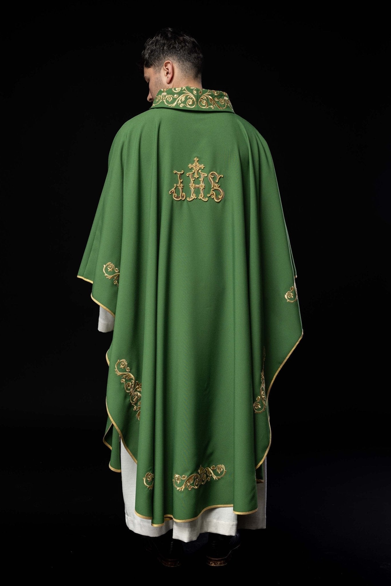 Chasuble verte avec broderie IHS dorée et garniture décorative KOR/157/01/01 ZIELONY - CHASUBLES.FR