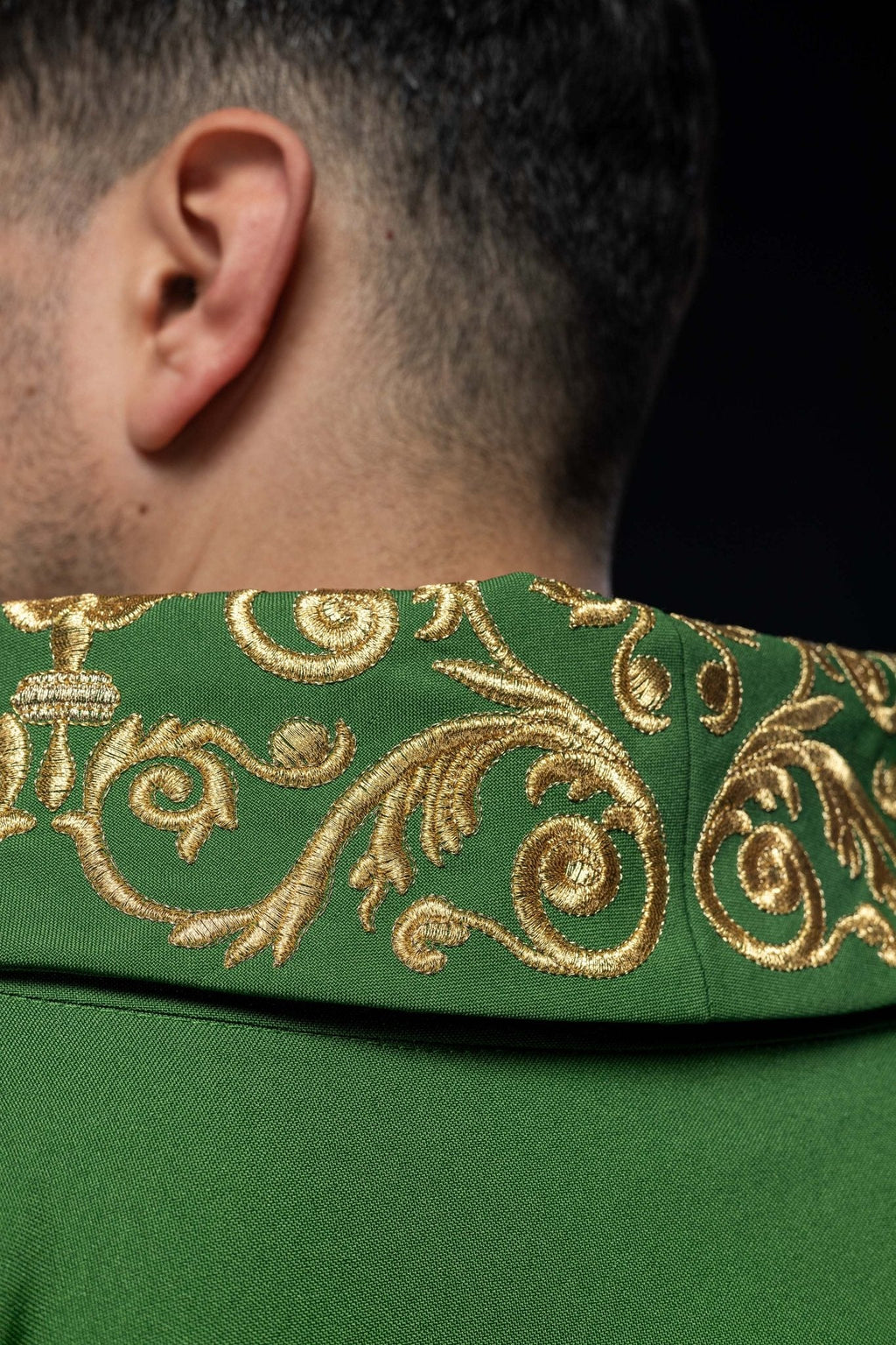 Chasuble verte avec broderie IHS dorée et garniture décorative KOR/157/01/01 ZIELONY - CHASUBLES.FR
