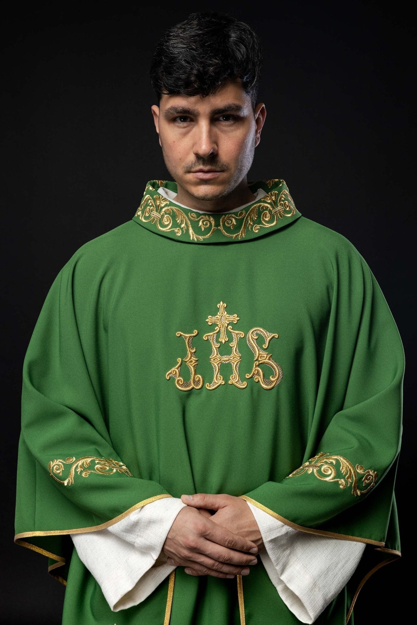 Chasuble verte avec broderie IHS dorée et garniture décorative KOR/157/01/01 ZIELONY - CHASUBLES.FR