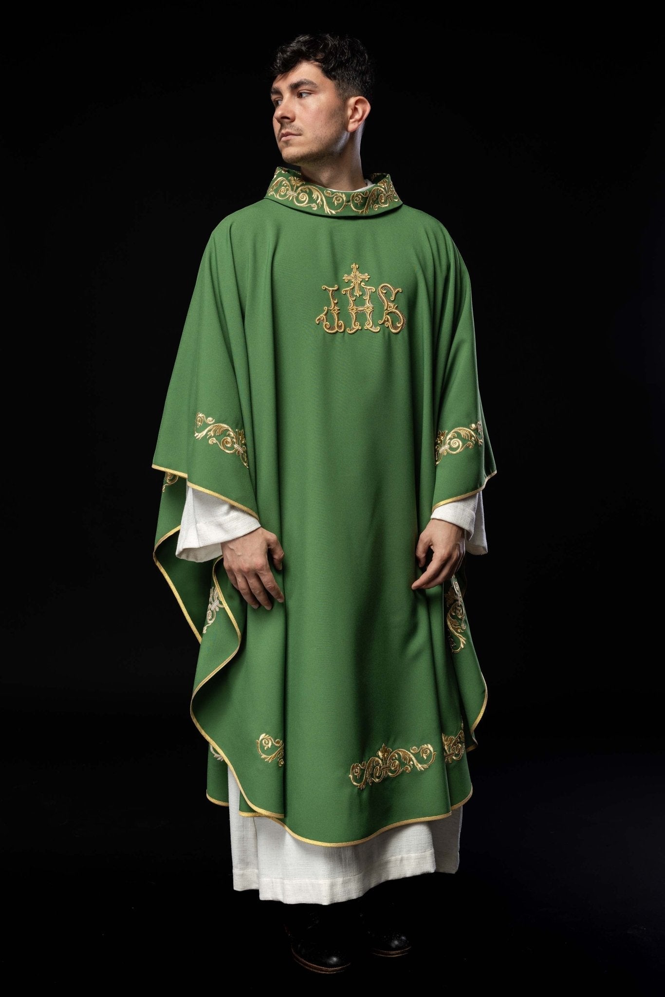 Chasuble verte avec broderie IHS dorée et garniture décorative KOR/157/01/01 ZIELONY - CHASUBLES.FR