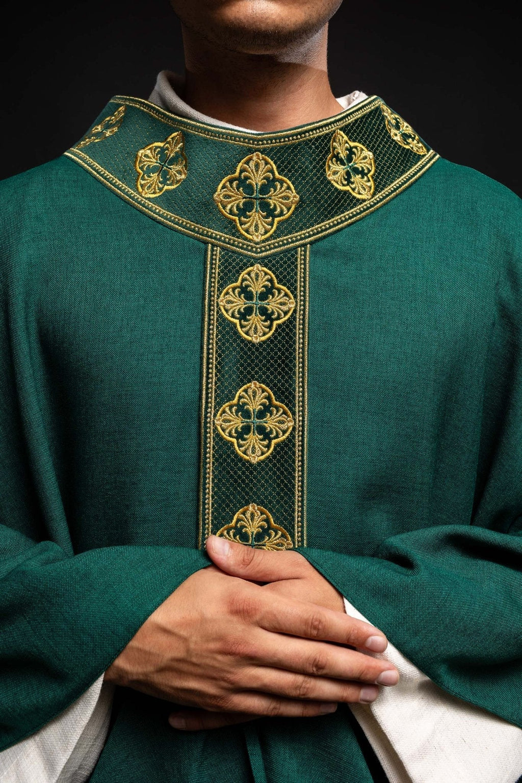 Chasuble verte avec ceinture brodée et collier croisé S - 7069 - 01 - 70 - CHASUBLES.FR