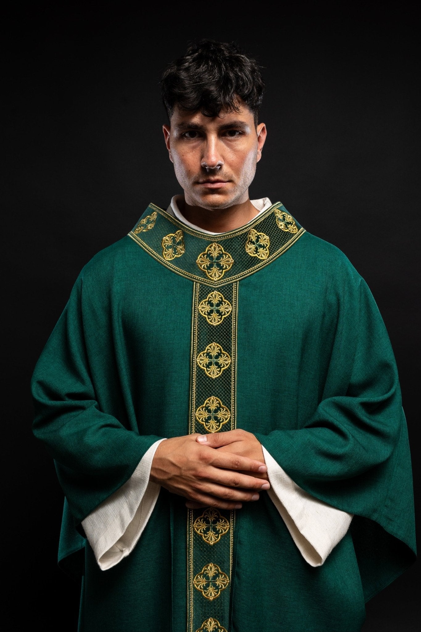 Chasuble verte avec ceinture brodée et collier croisé S - 7069 - 01 - 70 - CHASUBLES.FR