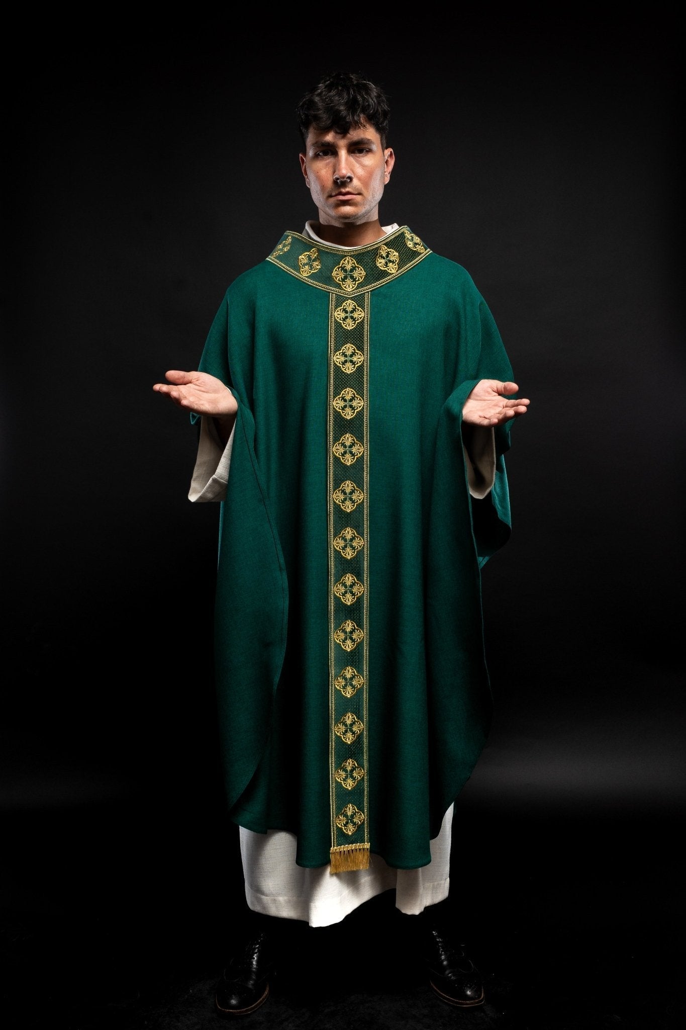 Chasuble verte avec ceinture brodée et collier croisé S - 7069 - 01 - 70 - CHASUBLES.FR