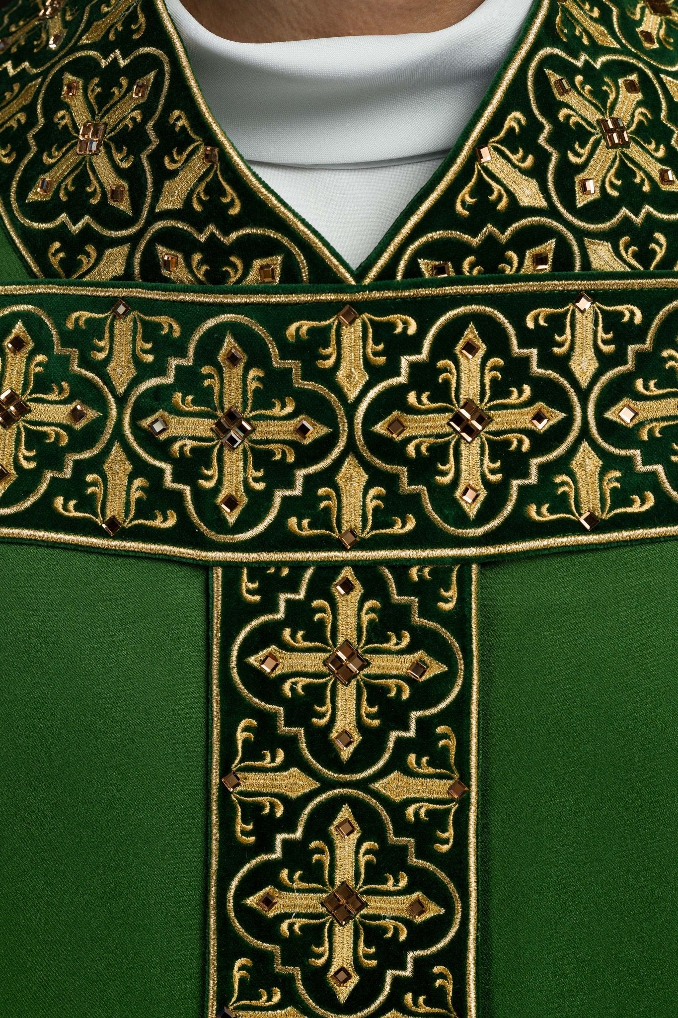 Chasuble verte avec ceinture brodée suspendue et 500 pierres LE/7004/01 - CHASUBLES.FR