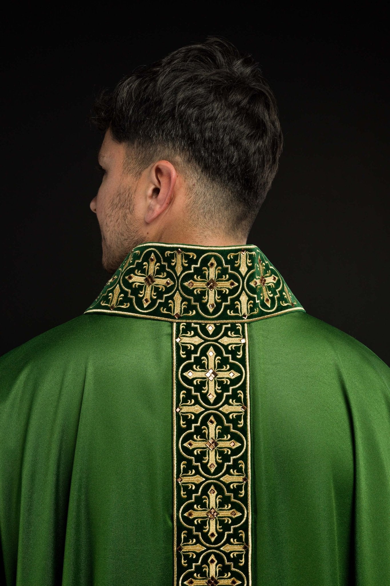 Chasuble verte avec ceinture brodée suspendue et 500 pierres LE/7004/01 - CHASUBLES.FR