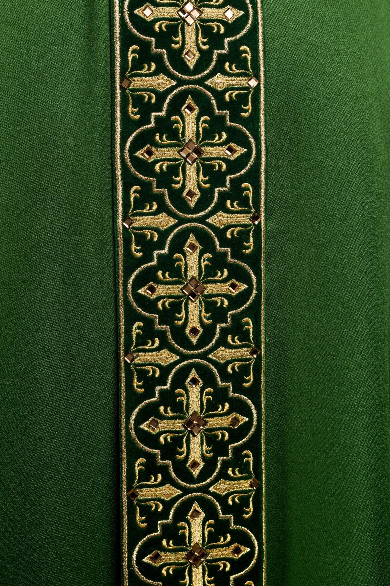 Chasuble verte avec ceinture brodée suspendue et 500 pierres LE/7004/01 - CHASUBLES.FR