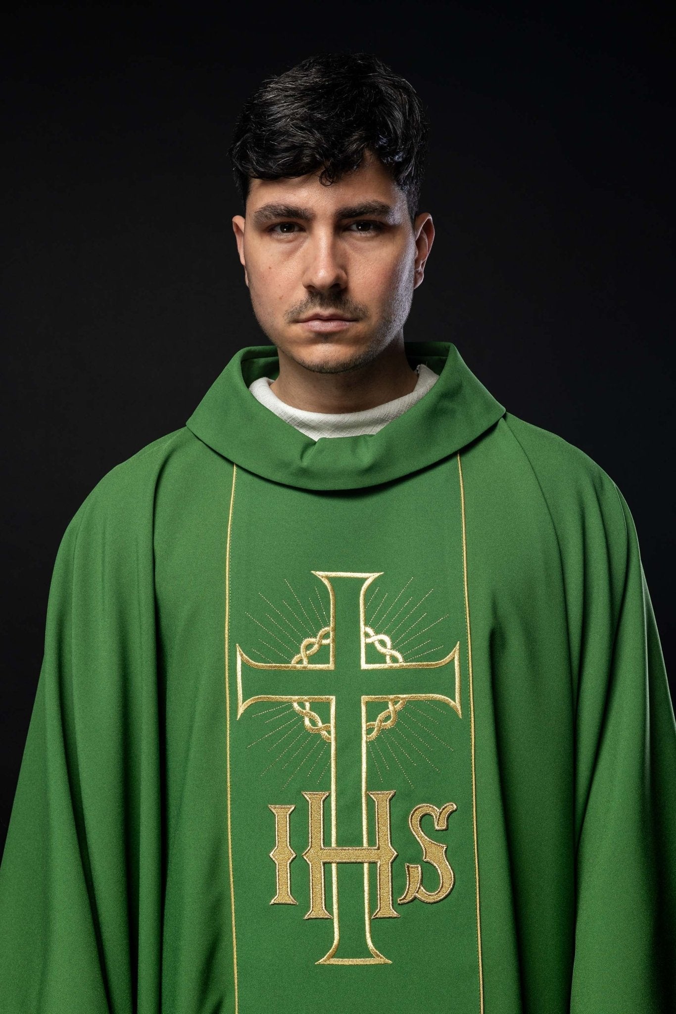 Chasuble verte avec ceinture dorée décorée avec IHS et oreilles KOR/214/01/01 ZIELONY - CHASUBLES.FR