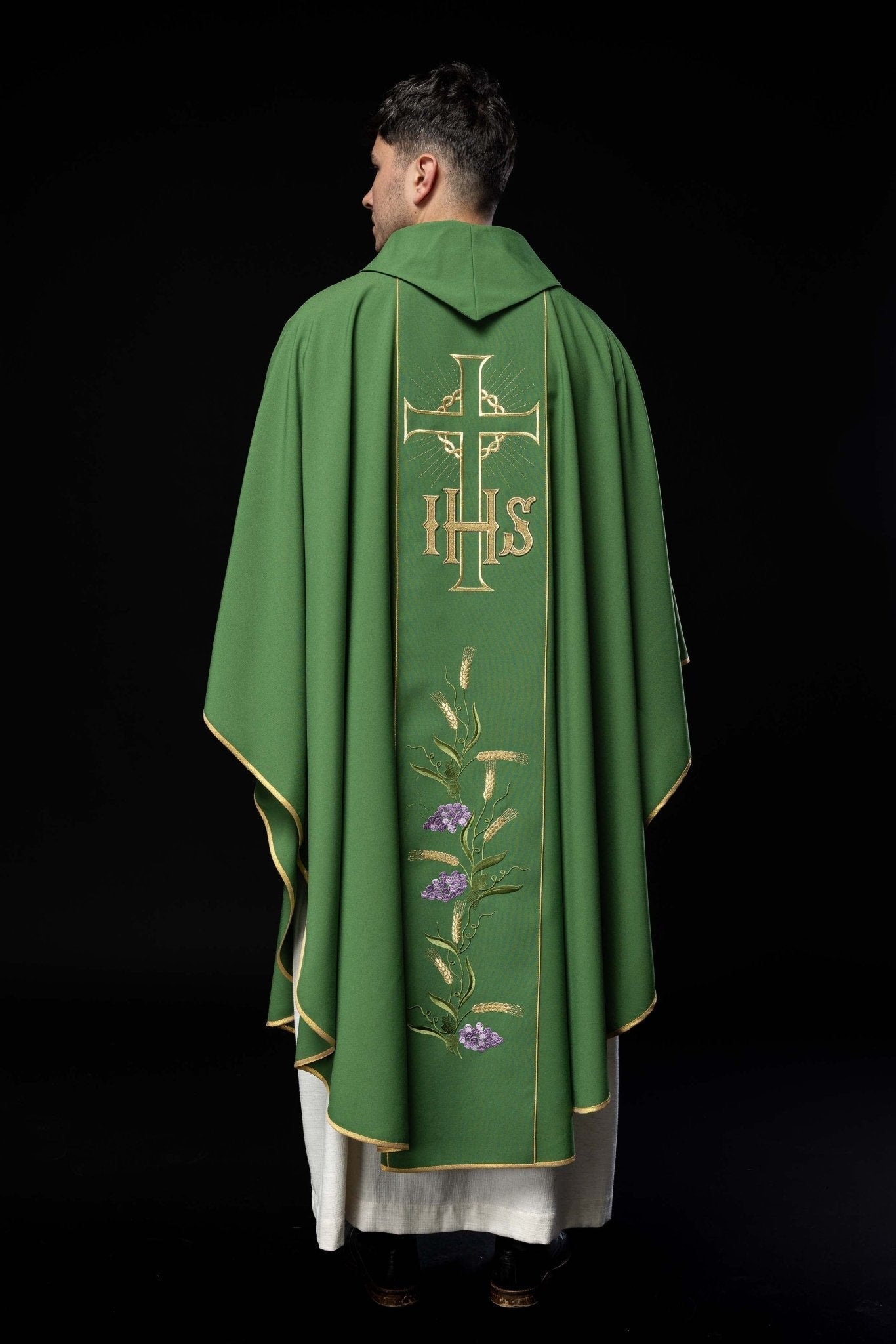 Chasuble verte avec ceinture dorée décorée avec IHS et oreilles KOR/214/01/01 ZIELONY - CHASUBLES.FR