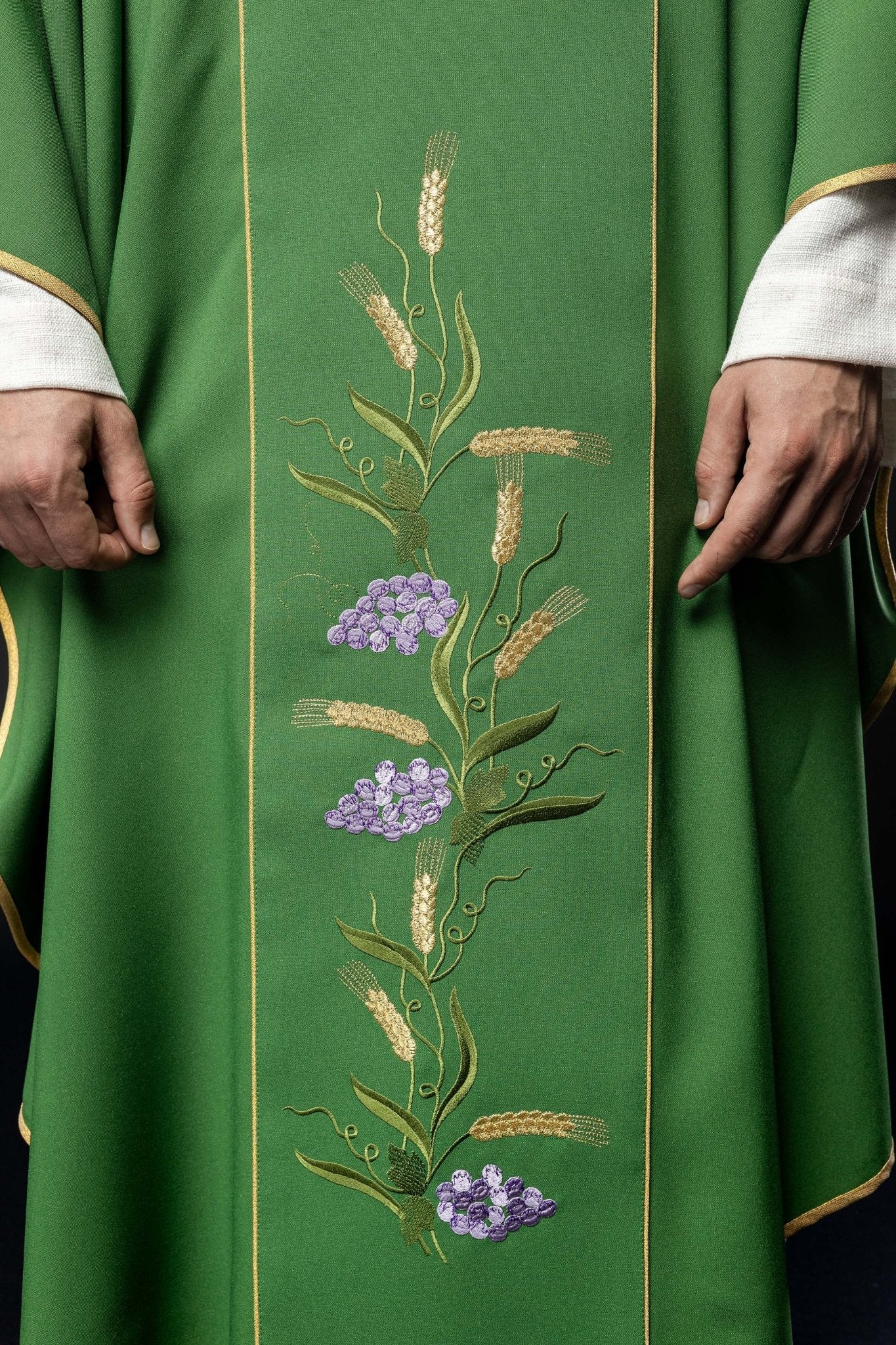 Chasuble verte avec ceinture dorée décorée avec IHS et oreilles KOR/214/01/01 ZIELONY - CHASUBLES.FR