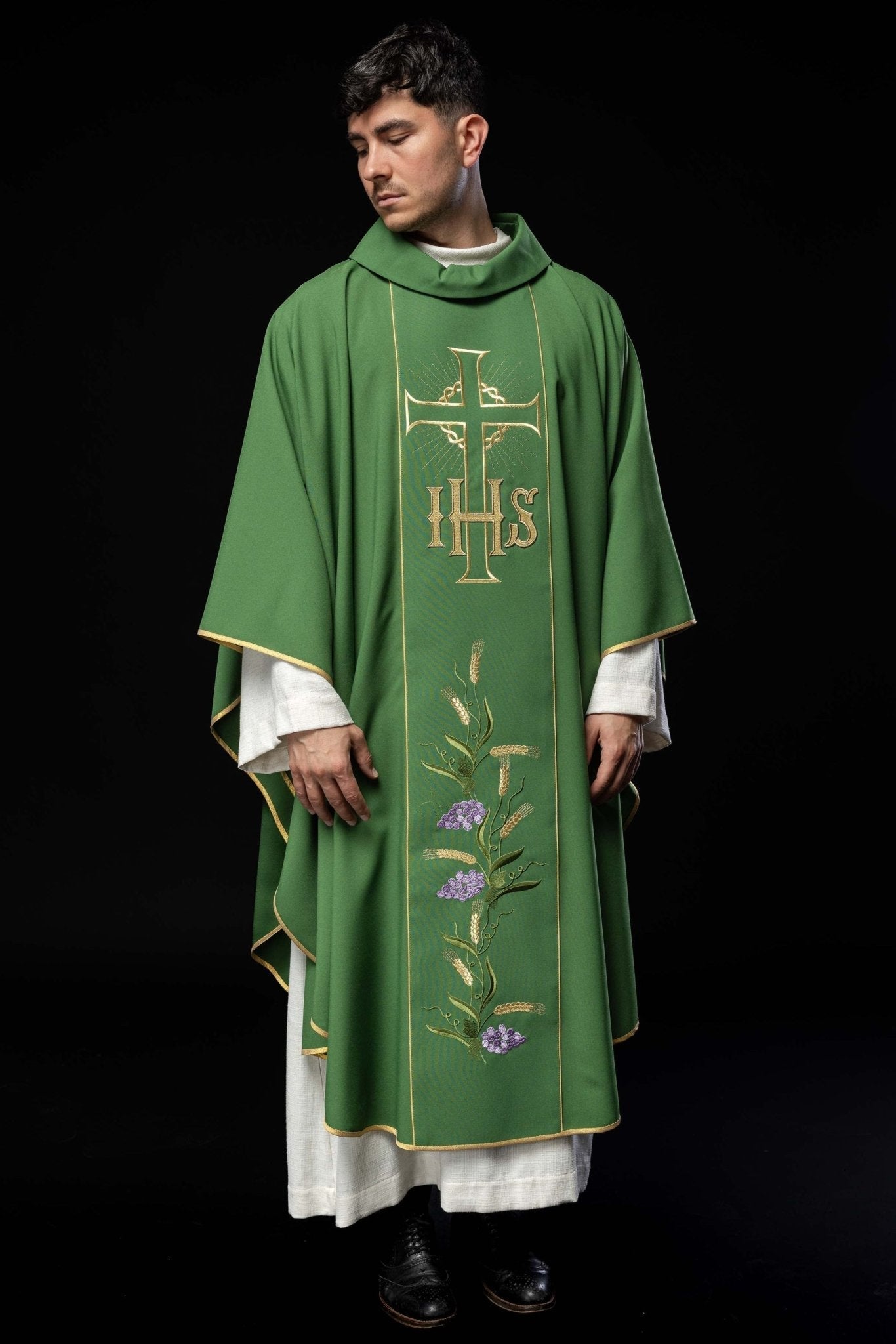 Chasuble verte avec ceinture dorée décorée avec IHS et oreilles KOR/214/01/01 ZIELONY - CHASUBLES.FR