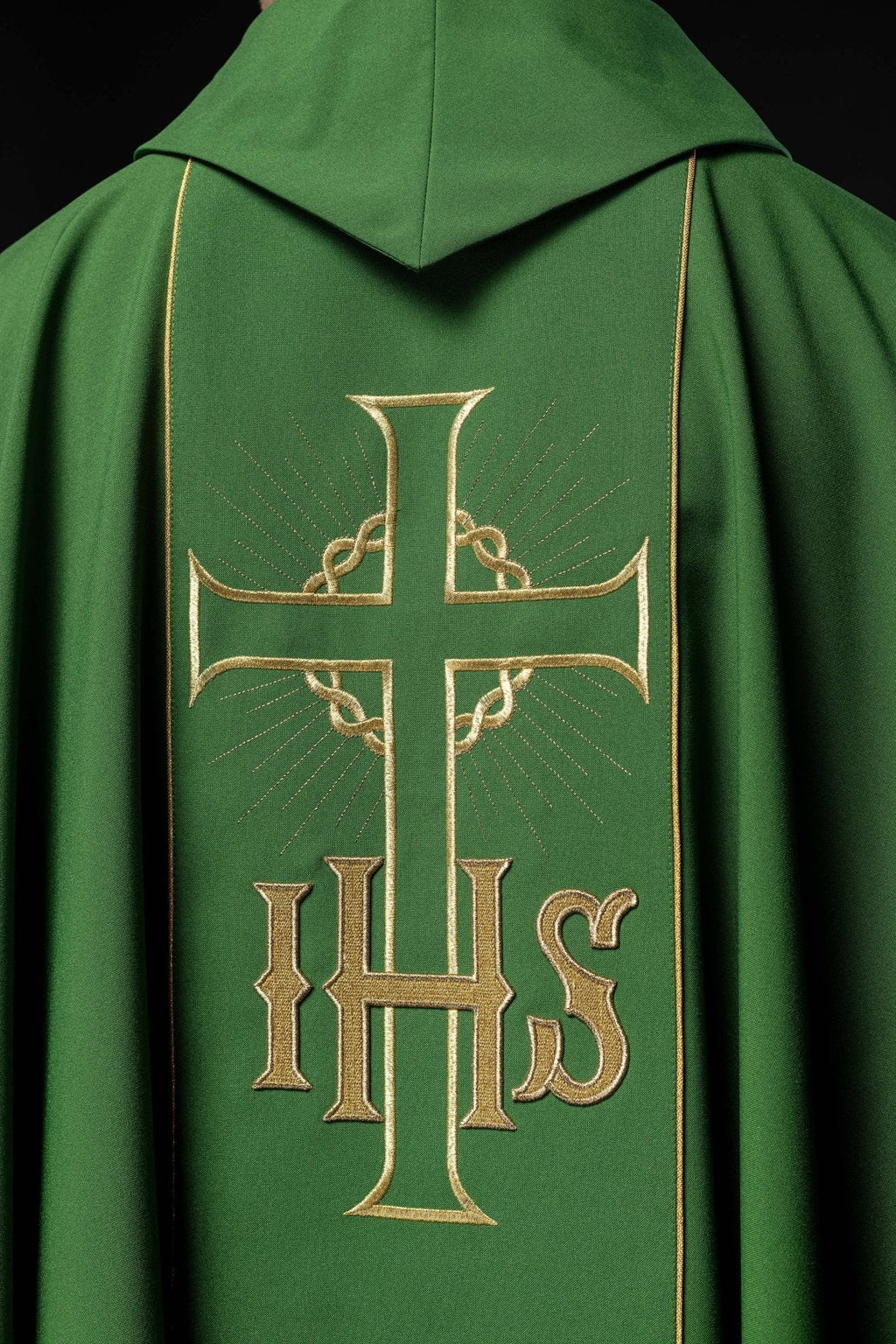 Chasuble verte avec ceinture dorée décorée avec IHS et oreilles KOR/214/01/01 ZIELONY - CHASUBLES.FR