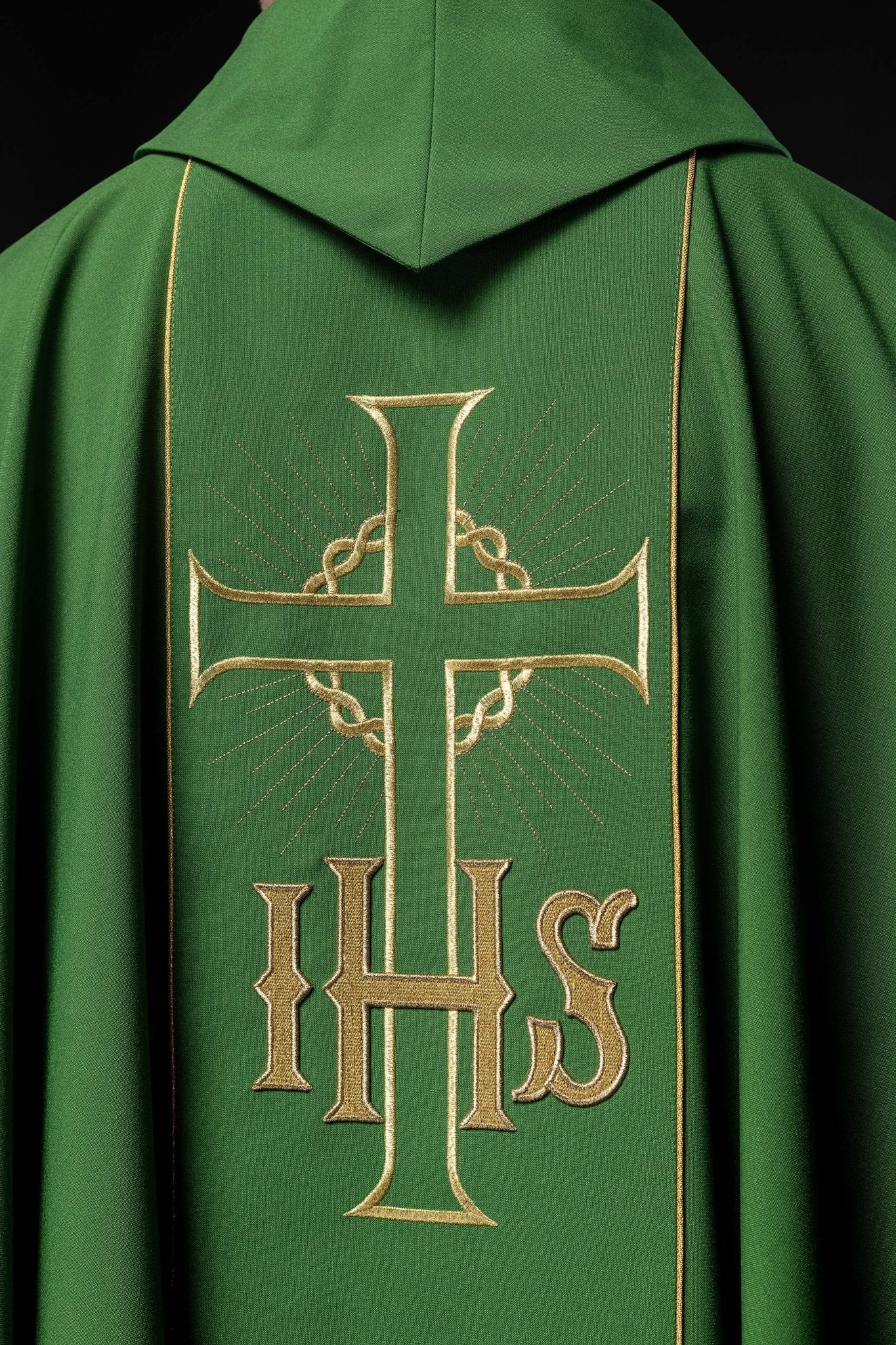 Chasuble verte avec ceinture dorée décorée avec IHS et oreilles KOR/214/01/01 ZIELONY - CHASUBLES.FR