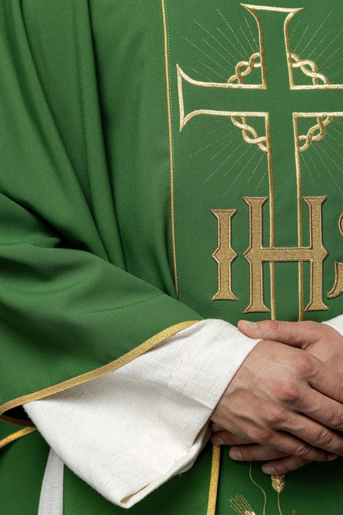 Chasuble verte avec ceinture dorée décorée avec IHS et oreilles KOR/214/01/01 ZIELONY - CHASUBLES.FR