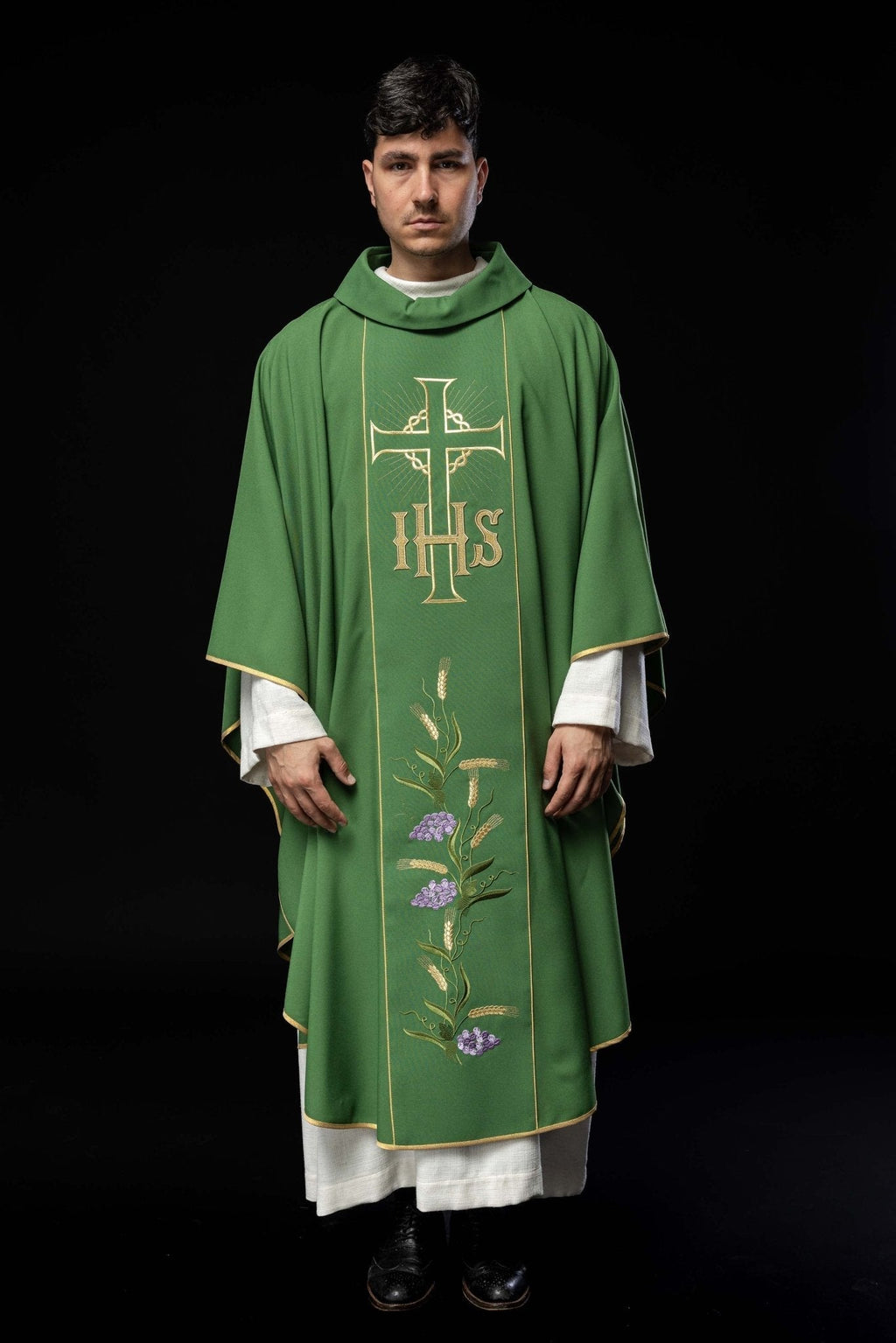Chasuble verte avec ceinture dorée décorée avec IHS et oreilles KOR/214/01/01 ZIELONY - CHASUBLES.FR