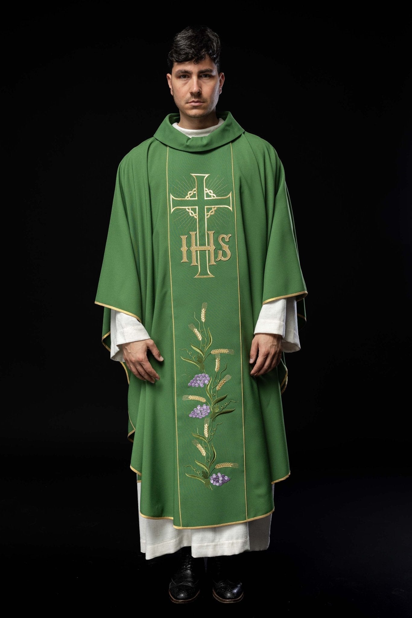 Chasuble verte avec ceinture dorée décorée avec IHS et oreilles KOR/214/01/01 ZIELONY - CHASUBLES.FR