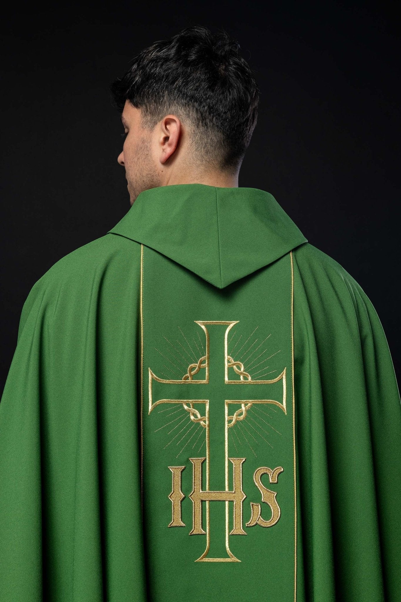 Chasuble verte avec ceinture dorée décorée avec IHS et oreilles KOR/214/01/01 ZIELONY - CHASUBLES.FR