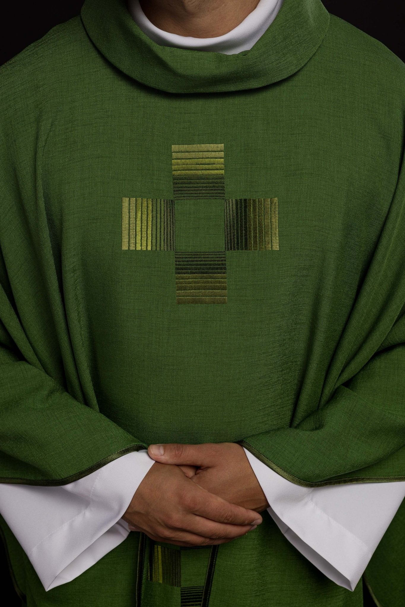Chasuble verte avec croix brodées HA7033 - 01 ZIELONY - CHASUBLES.FR