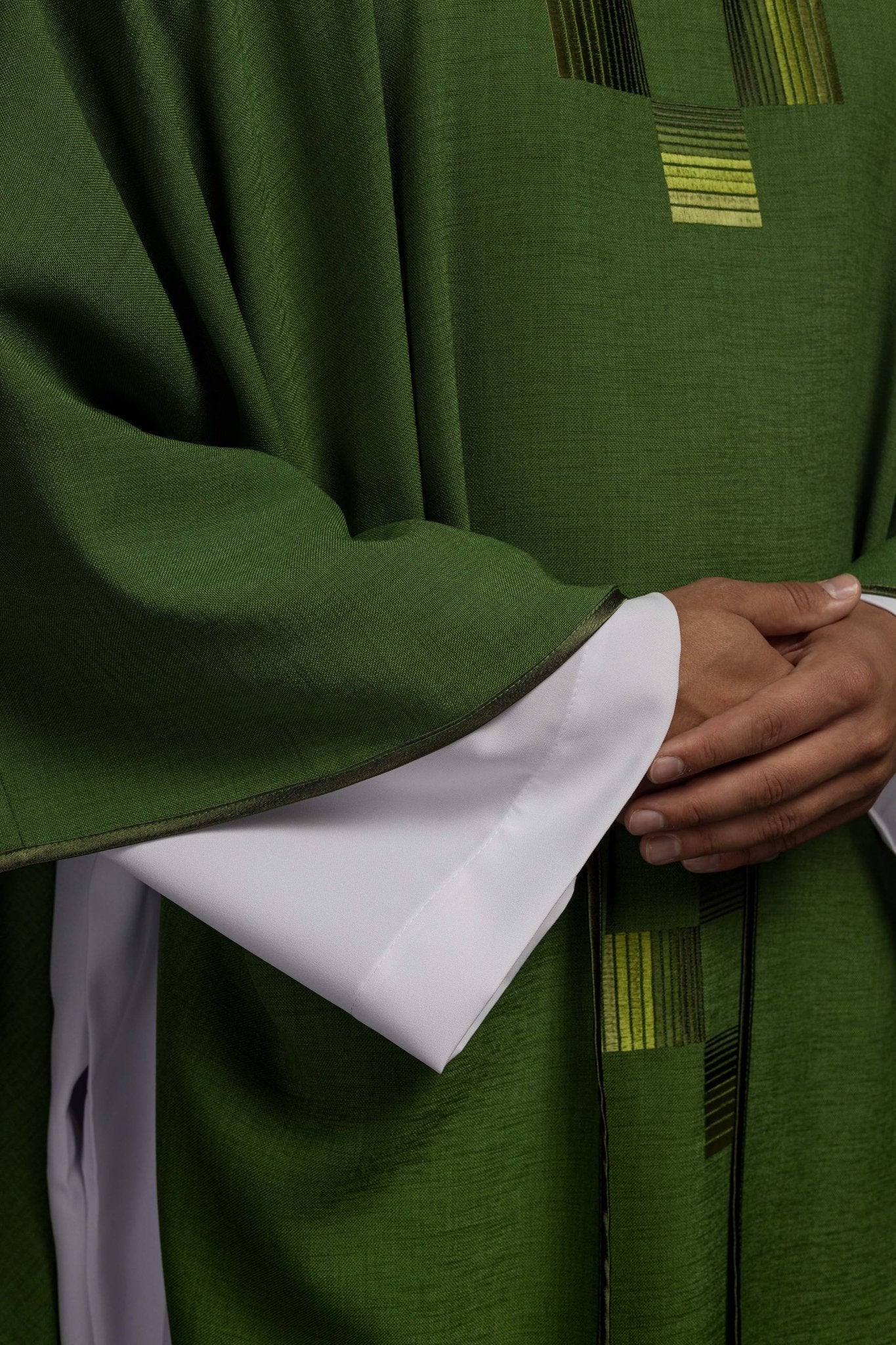 Chasuble verte avec croix brodées HA7033 - 01 ZIELONY - CHASUBLES.FR
