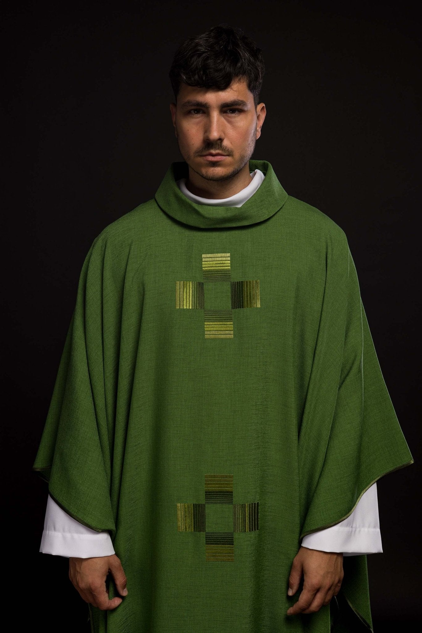 Chasuble verte avec croix brodées HA7033 - 01 ZIELONY - CHASUBLES.FR