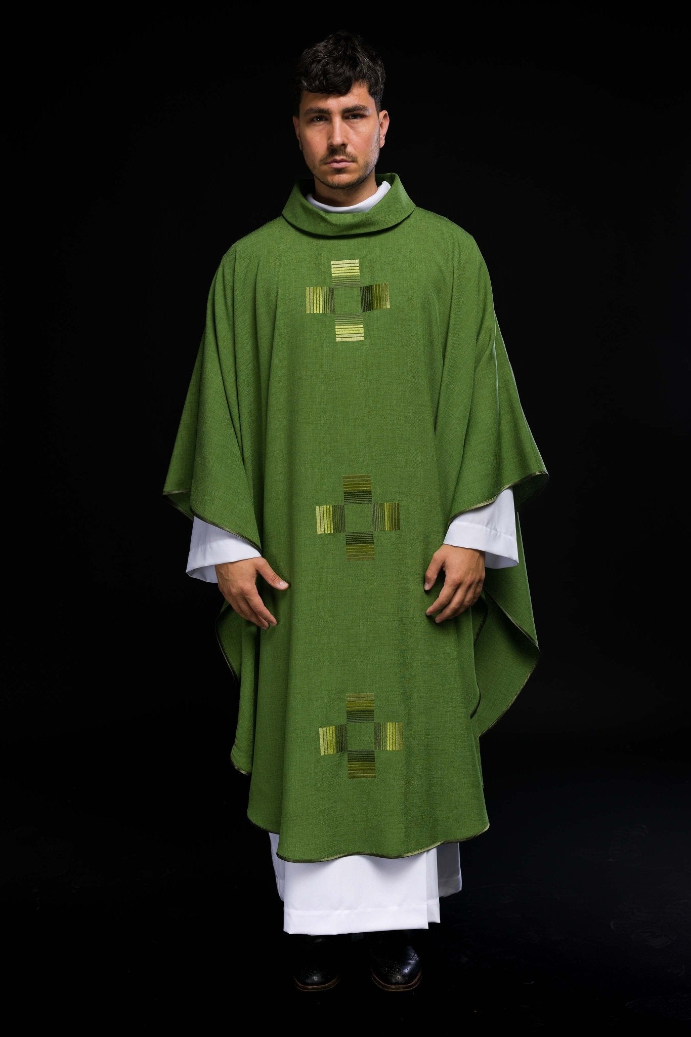 Chasuble verte avec croix brodées HA7033 - 01 ZIELONY - CHASUBLES.FR