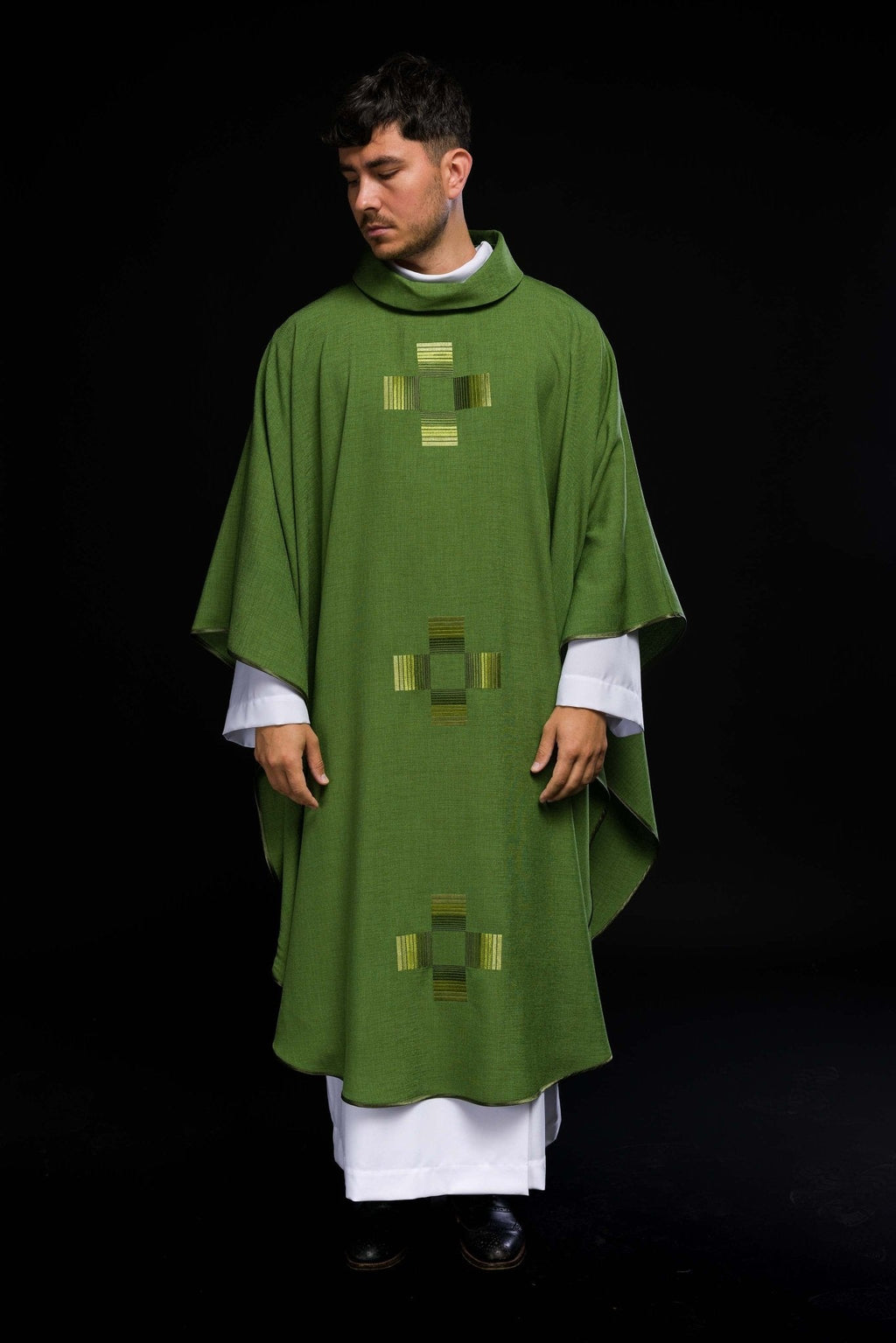 Chasuble verte avec croix brodées HA7033 - 01 ZIELONY - CHASUBLES.FR