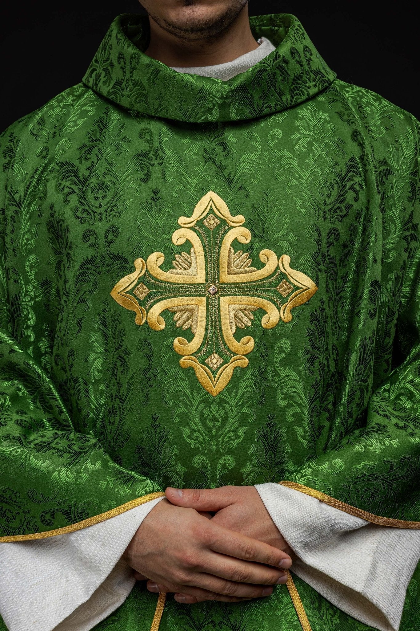 Chasuble verte avec croix cousue dans un tissu à motifs HIT/197007/01/67 ZIELONY - CHASUBLES.FR